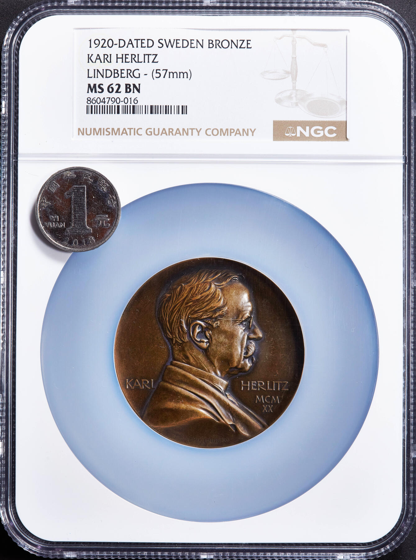 【俄甄集藏】2025年(045)12-03 星期三 晚 19:30 全场包邮 瑞典1920年纪念著名杂志出版商卡里·赫利茨大铜章，NGC MS62，表彰其传播北欧文化的突出贡献，巧克力包浆，高浮雕，背面为北欧神话斯堪的纳维亚女神，名家林德伯格作品，直径57mm，少见品种