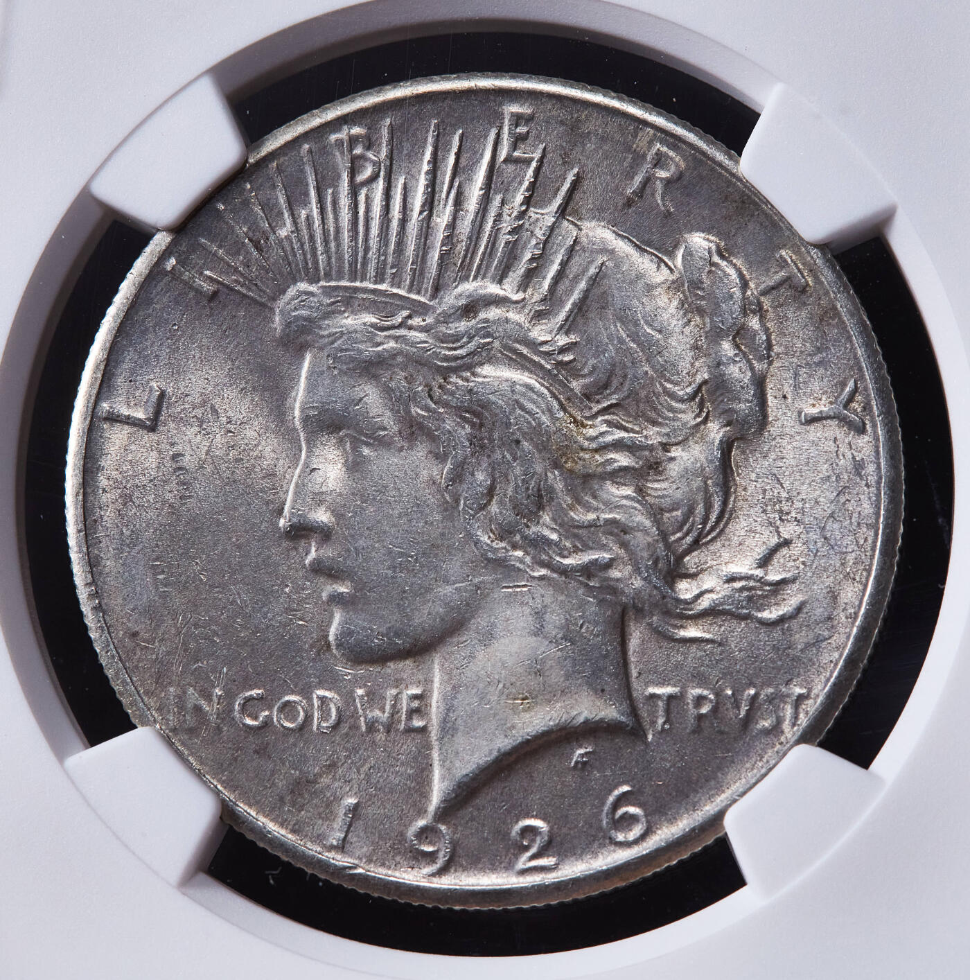 【俄甄集藏】2025年(045)12-03 星期三 晚 19:30 全场包邮 美国1926年无厂标和平1美元大银币，NGC AU58，黄油彩，转光品相，稀少年号