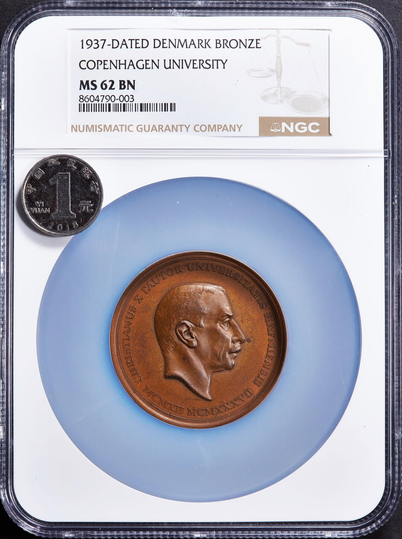 【俄甄集藏】2025年(045)12-03 星期三 晚 19:30 全场包邮 丹麦1937年哥本哈根大学纪念国王克里斯蒂安十世登基25周年银禧大铜章，NGC MS62，红铜原包浆，高浮雕，设计精美，背面雄鹰象征学术的崇高与远见，直径：53mm，少见品种