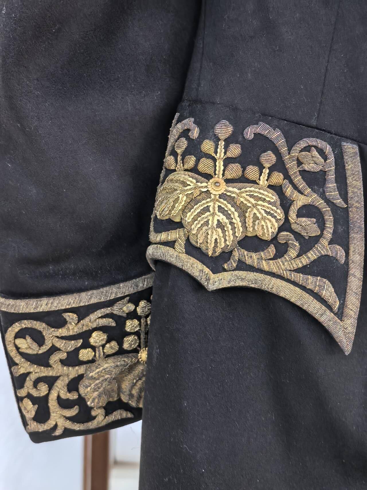 小驴勋章奖章收藏11月29日周六晚六点拍卖（珍爱和平，收藏战争，铭记历史，勿忘国耻，忠党爱国。有偿代拍，送拍规则在简介最后，参拍须阅读规则后再参拍，关系到运费包装发货时效真假辨别等关键信息，拍卖时不再发原图，看大图店主微信码在拍卖店铺介绍里） 日本文官燕尾服礼服带白衬衣，羊毛金属刺绣，大小未测量，运输途中刺绣部分有概率会脱落，介意勿拍