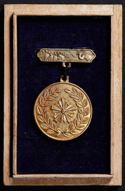 【俄甄集藏】2025年(045)12-03 星期三 晚 19:30 全场包邮 - 日本1925年纪念太子裕仁出行南桦太岛（南库页岛）镀金奖章，铜质镀金原盒