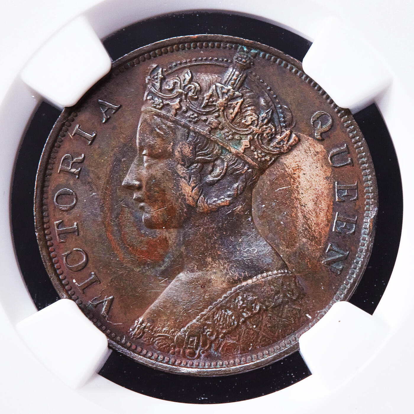 【俄甄集藏】2025年(045)12-03 星期三 晚 19:30 全场包邮 英属香港1866年维多利亚高冠一仙铜币，NGC XFD，巧克力包浆