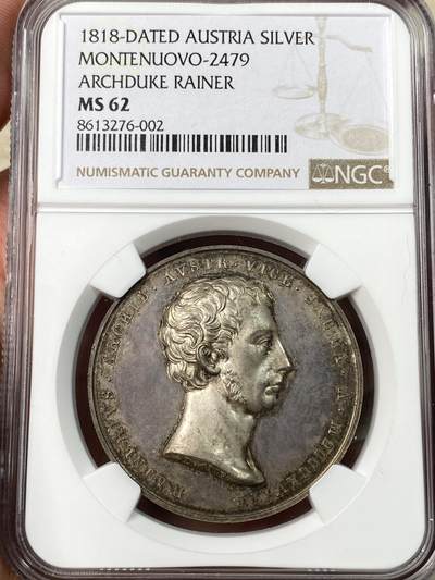 万国钱币拍卖第056期 - NGC MS62 1818年奥地利雷纳大公担任意大利伦巴第地区总督纪念银章，正面为末代神罗皇帝的亲弟弟雷纳大公，背面从左往右分别为代表艺术与智慧的密涅瓦女神，伦巴第地区拟人化女神，代表商业繁荣的墨丘利。37MM大规格，雕刻大师曼弗雷迪尼作品。镜面高浮雕欧陆五彩 观感远超分数的状态