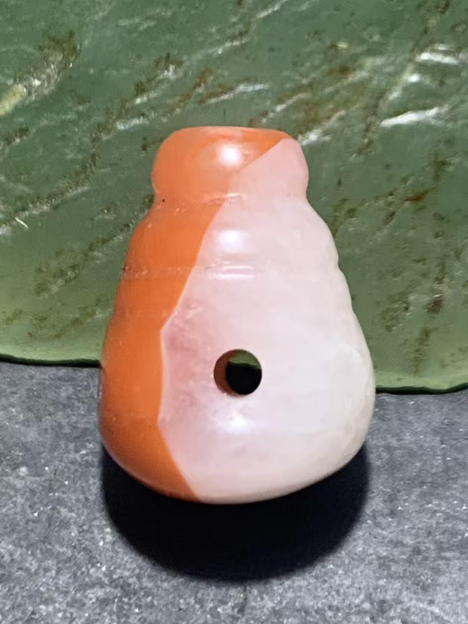 保山南红玛瑙红白双色亚光通货小三通佛头一个。