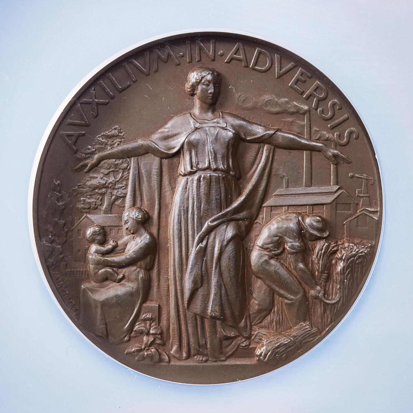 【俄甄集藏】2025年(045)12-03 星期三 晚 19:30 全场包邮 意大利1938年纪念亚德里亚安全议会在里雅斯特召开大铜章，NGC MS64，设计华丽，巧克力包浆，正面为庇护女神站像，著名币章设计师米斯特鲁兹与雕塑家A·保利共同设计制作，直径：57mm，经典品种