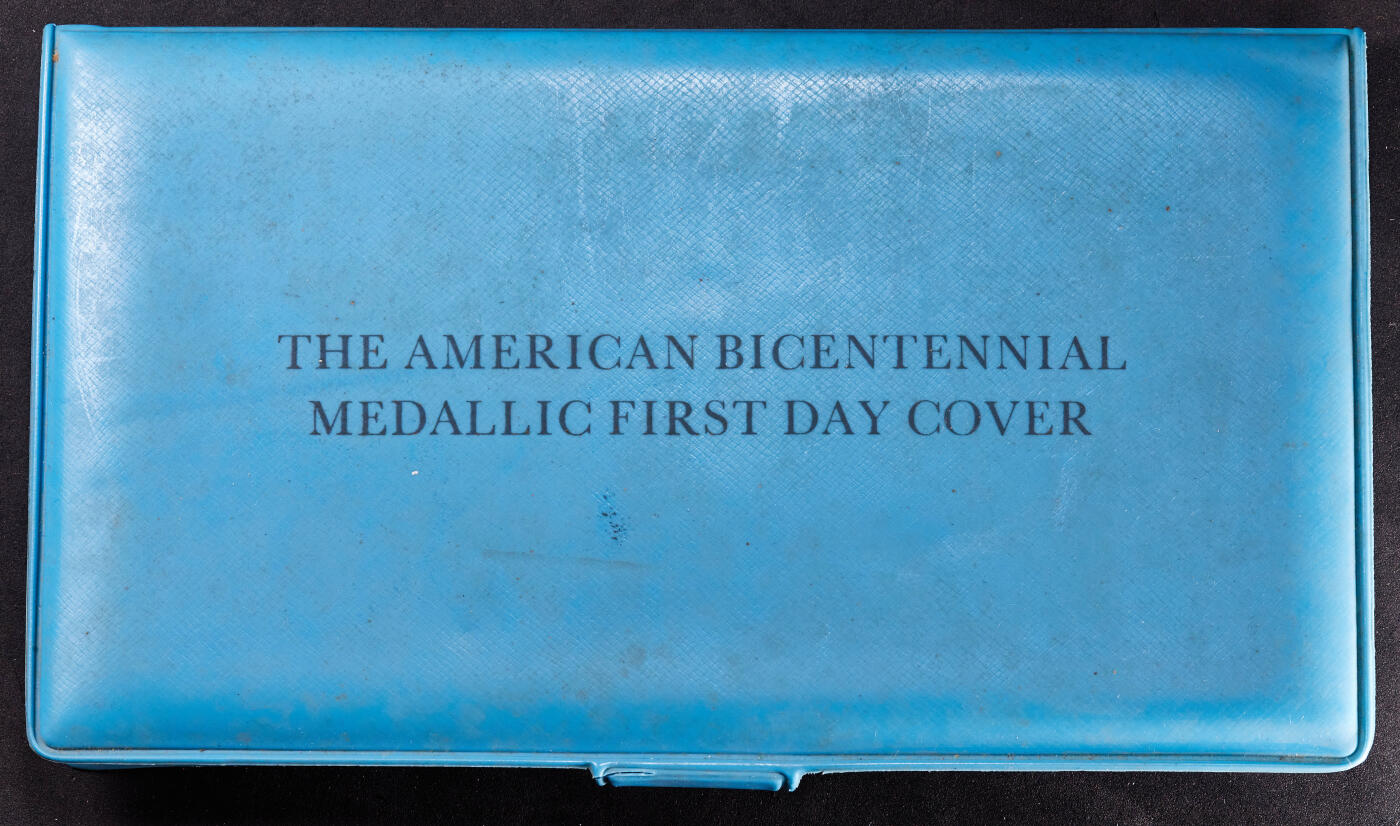 【俄甄集藏】2025年(045)12-03 星期三 晚 19:30 全场包邮 美国1976年纪念建国200周年精制银章邮币封，富兰克林造币厂制造，银章重14.1748克，含银量：92.5银，外皮有老化开裂