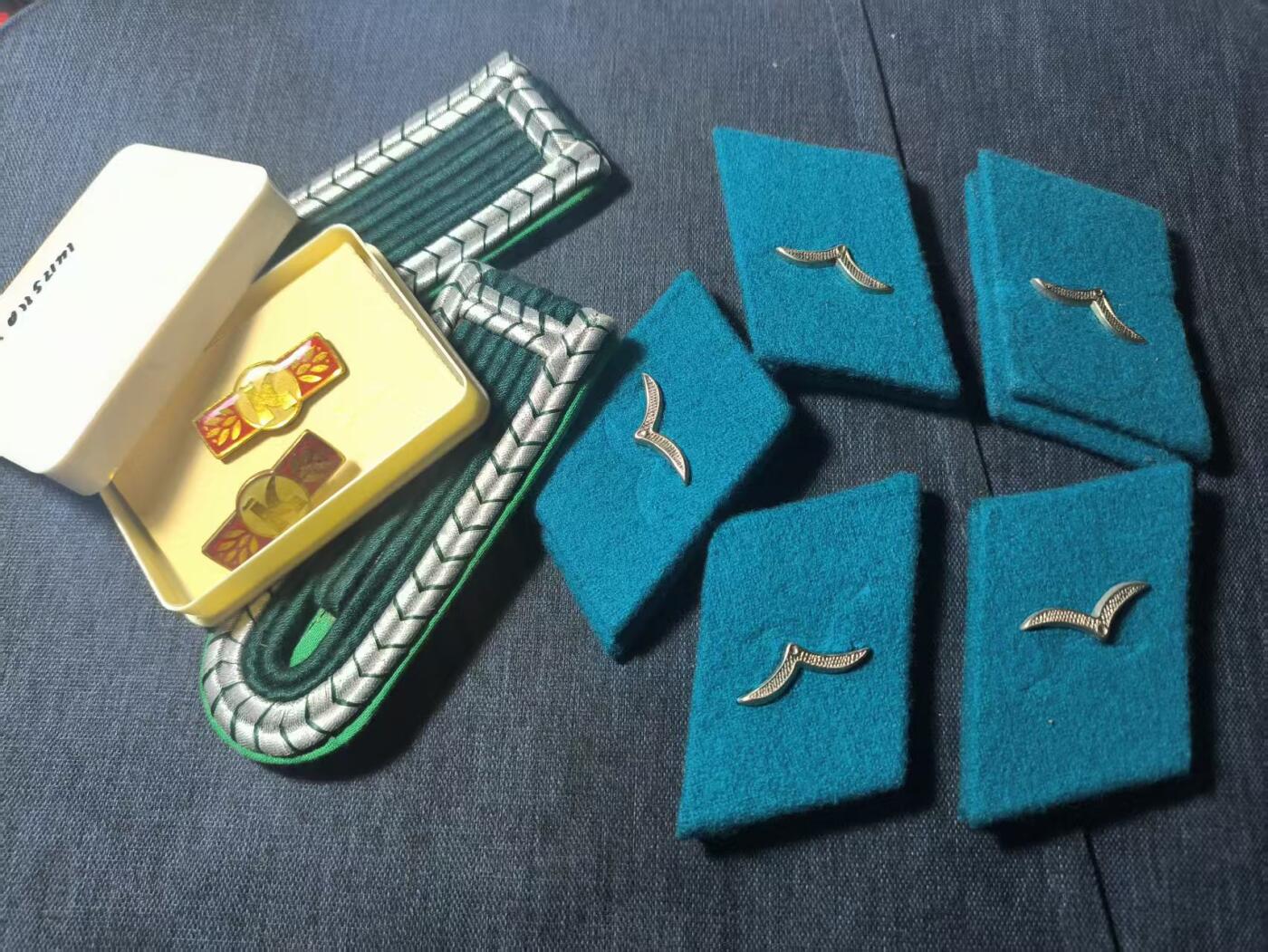 罗岚⭐新藏⭐特惠专拍第一场-分享拍场赚佣 民主德国肩章配饰一组