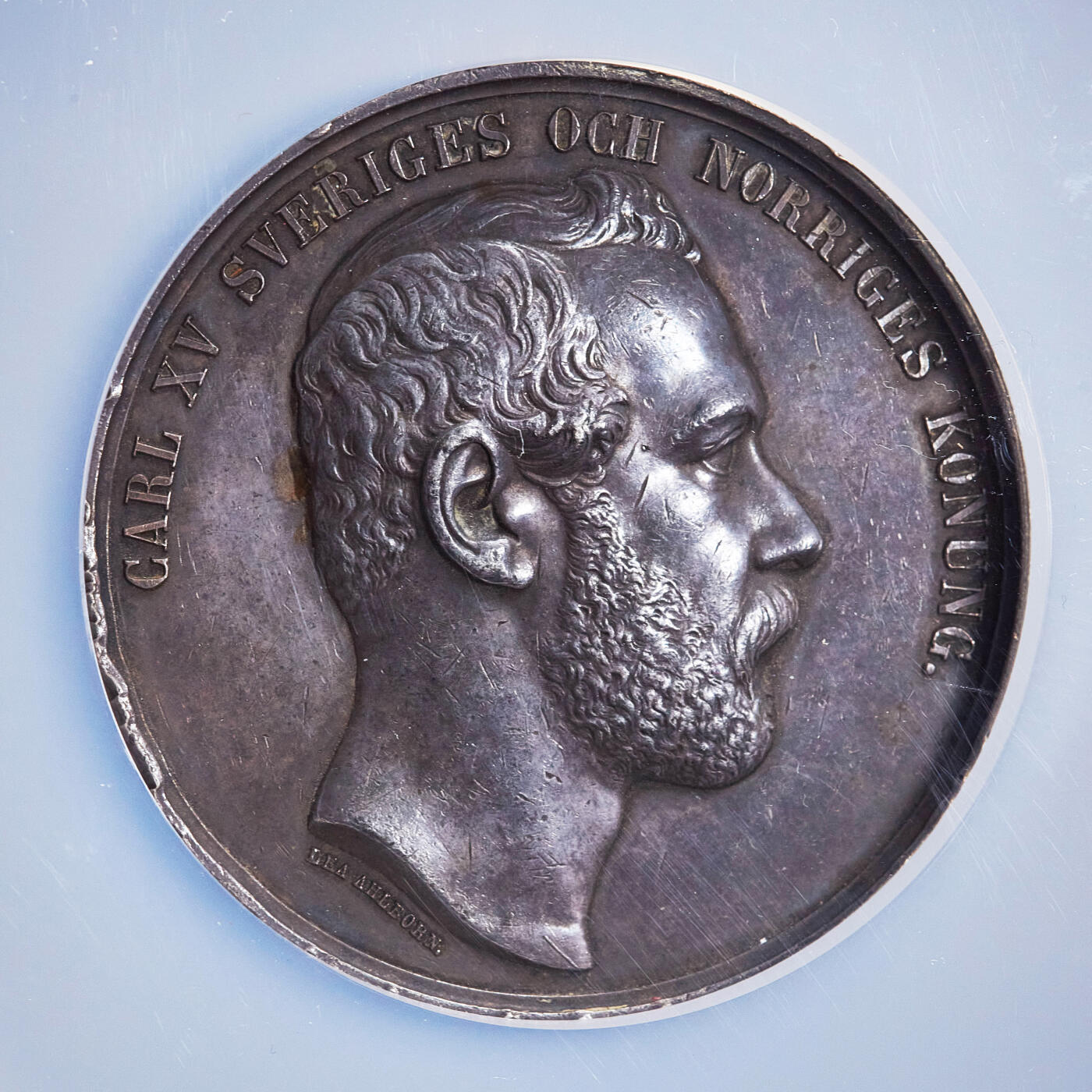 【俄甄集藏】2025年(045)12-03 星期三 晚 19:30 全场包邮 瑞典1871年卡尔十五世头像纪念哥德堡农业博览会大银章，NGC AUD，高浮雕，直径：58mm，名家阿尔伯恩作品，酱彩老包浆