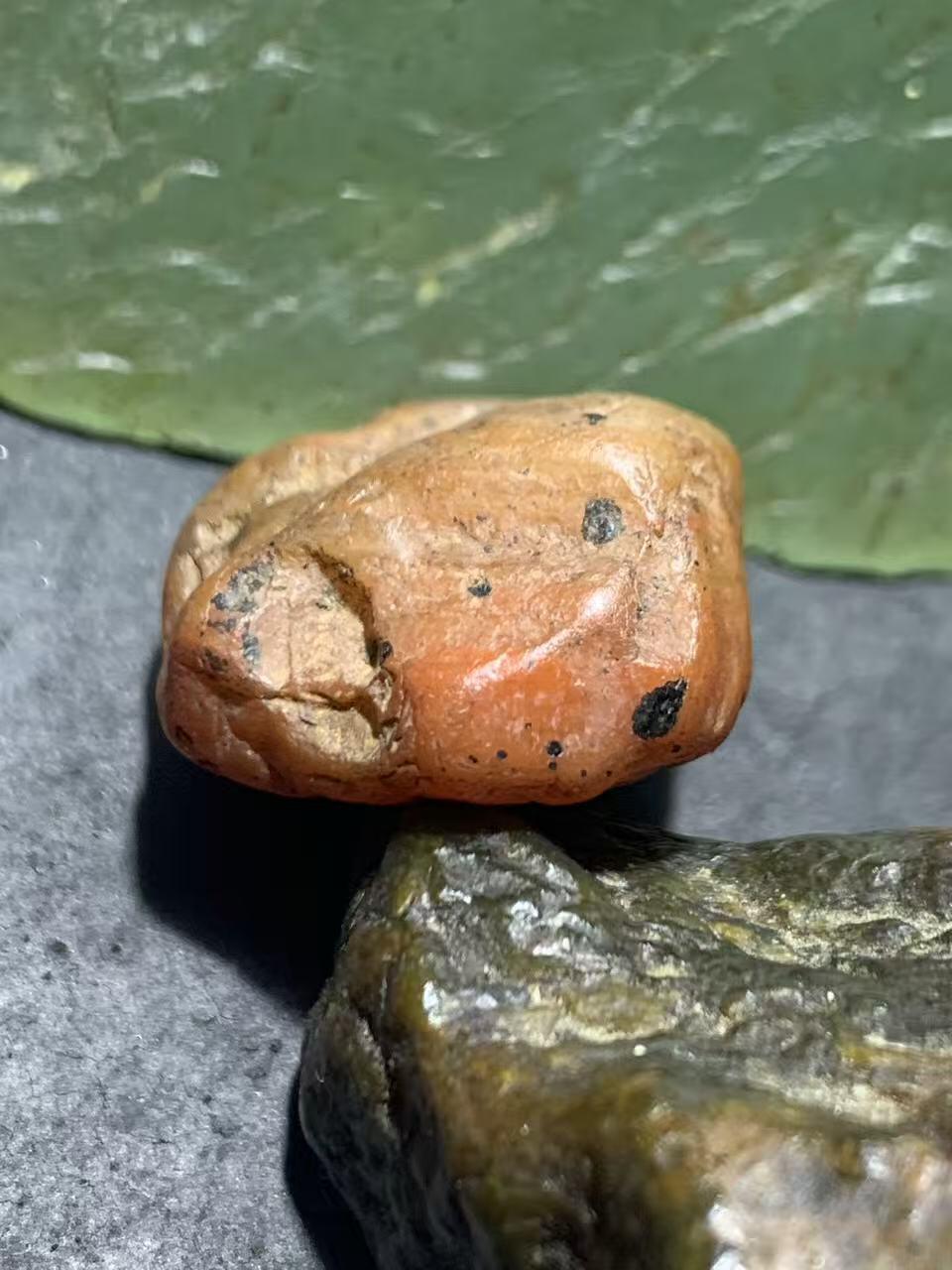 精美红白原皮南红玛瑙原石一颗，