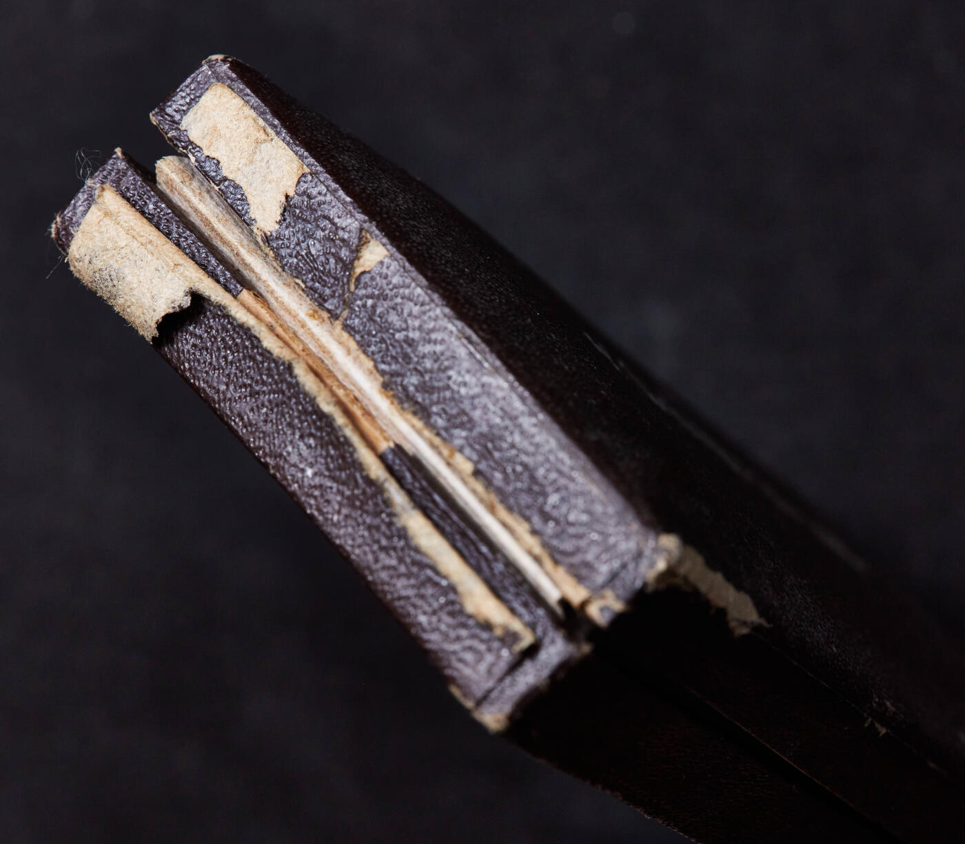 【俄甄集藏】2025年(045)12-03 星期三 晚 19:30 全场包邮 日本1937年七七事变从军记章3枚一组，铜质，其中一枚外盒老化破损，见详图，其中一枚无原盒