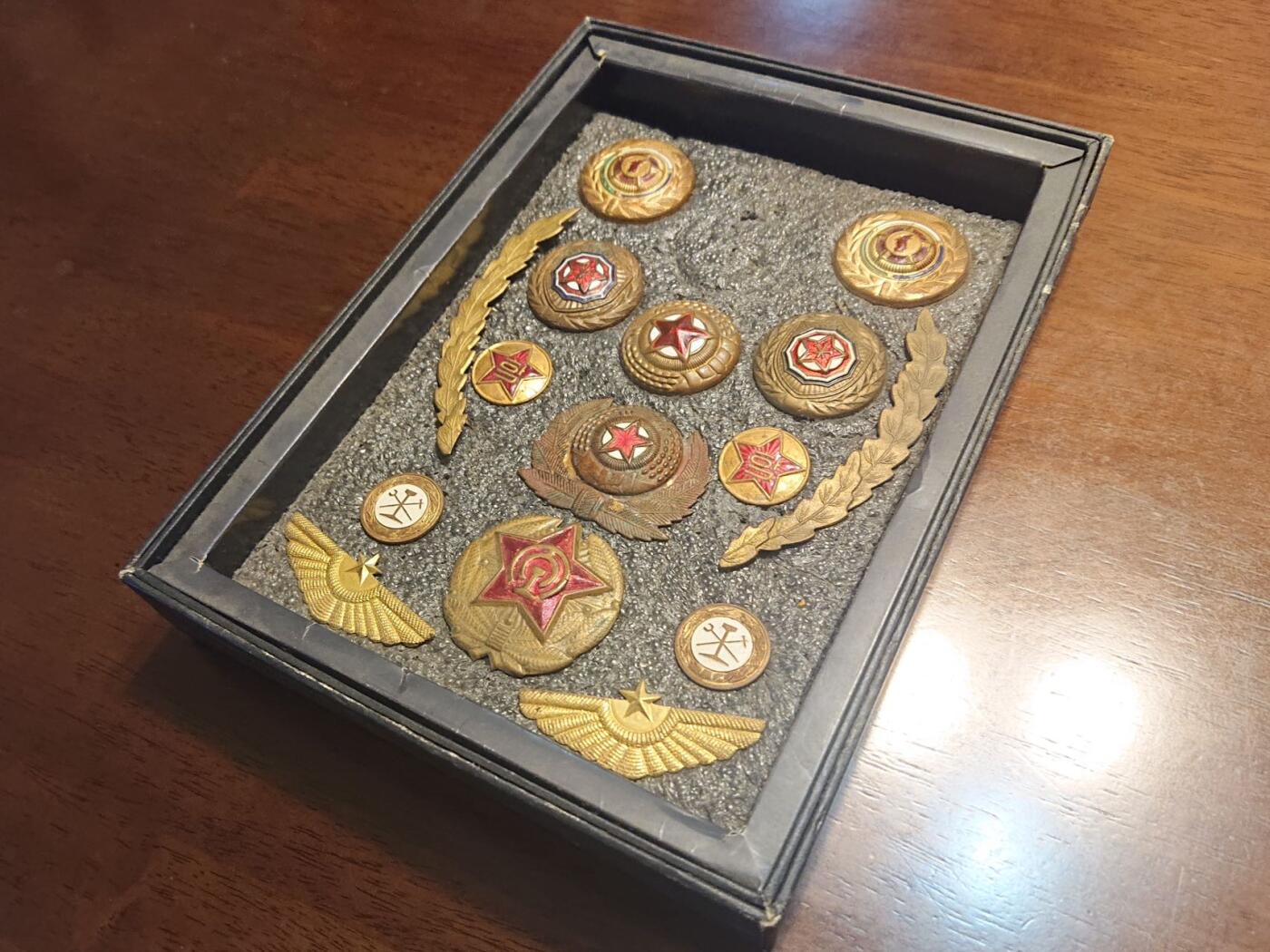 【第貳場】近代勋奖章徽章服饰杂项专场 鸭绿江畔 人民军—陆、空、外事、军校等标识一组