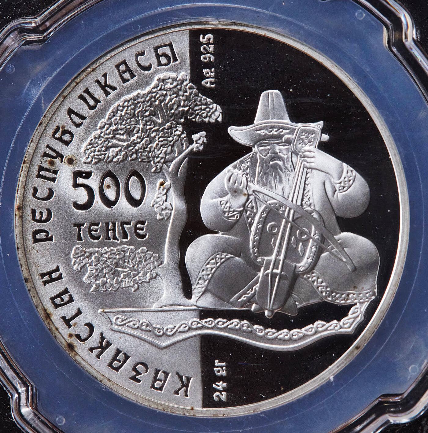 【俄甄集藏】2025年(045)12-03 星期三 晚 19:30 全场包邮 哈萨克斯坦2001年纪念民族乐器纳尔库布孜5000坚戈精制银币，信泰 PF69UC，重量：24克，含银量：92.5%银，发行量：3000枚，稀少品种，在哈萨克斯坦很贵