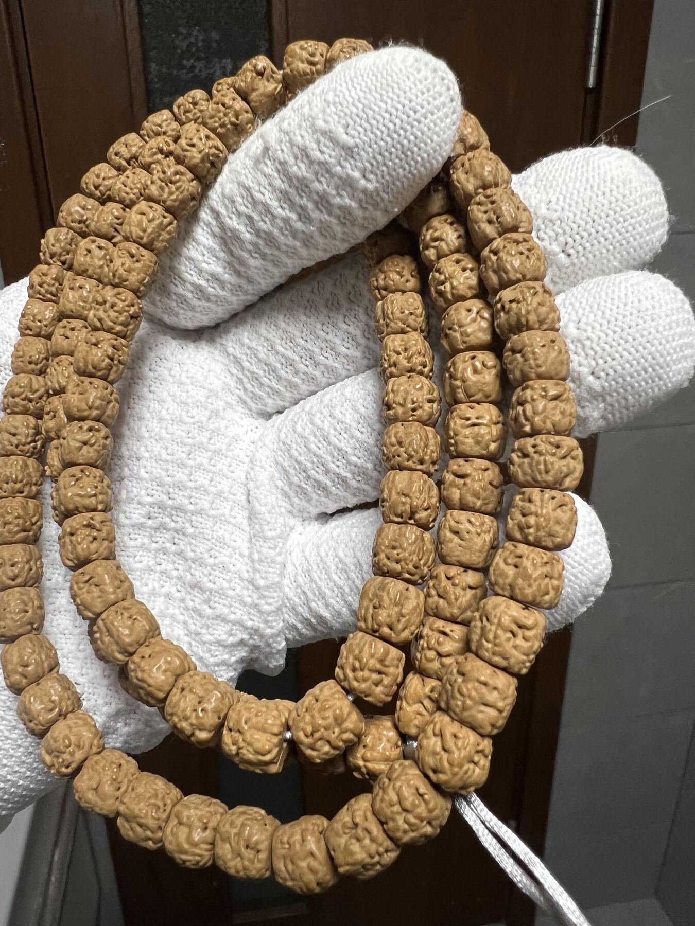 零元拍：龙切 五爪小佛手108 长串7MM左右，非常容易变红，坊间人称三日红，很容易有盘玩成就感。图8是我自己盘玩效果，后三图是另外一串只戴没盘20天效果