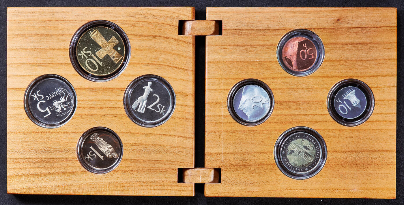 【俄甄集藏】2025年(045)12-03 星期三 晚 19:30 全场包邮 斯洛伐克共和国2000年千禧年10赫勒-10克朗8枚精制套币Proof Set，原盒证，发行900套，币封装嵌入木盒槽中，上有钢丝圈卡住，个别币章氧化较严重