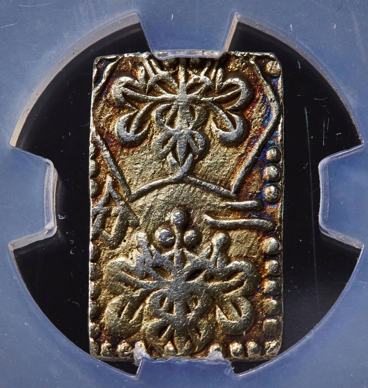 【俄甄集藏】2025年(045)12-03 星期三 晚 19:30 全场包邮 日本1868-1869年江户幕府时期明治二分金币，信泰 MS60，重3克，22.9%金，77.1%银，五彩包浆，标签错误