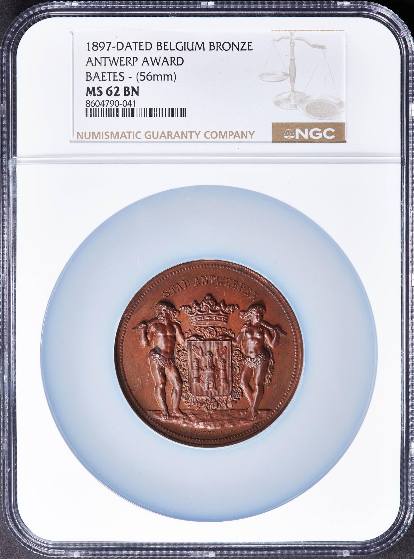 【俄甄集藏】2025年(045)12-03 星期三 晚 19:30 全场包邮 比利时1897年纪念安特卫普建城500周年大铜章，NGC MS62，红铜原包浆，高浮雕，章牌颁发给为城市建设领域做出贡献的人和机构，该枚授予戏剧艺术家弗朗斯·范·多塞拉尔，雕刻家朱尔斯·贝特斯作品，直径：56mm