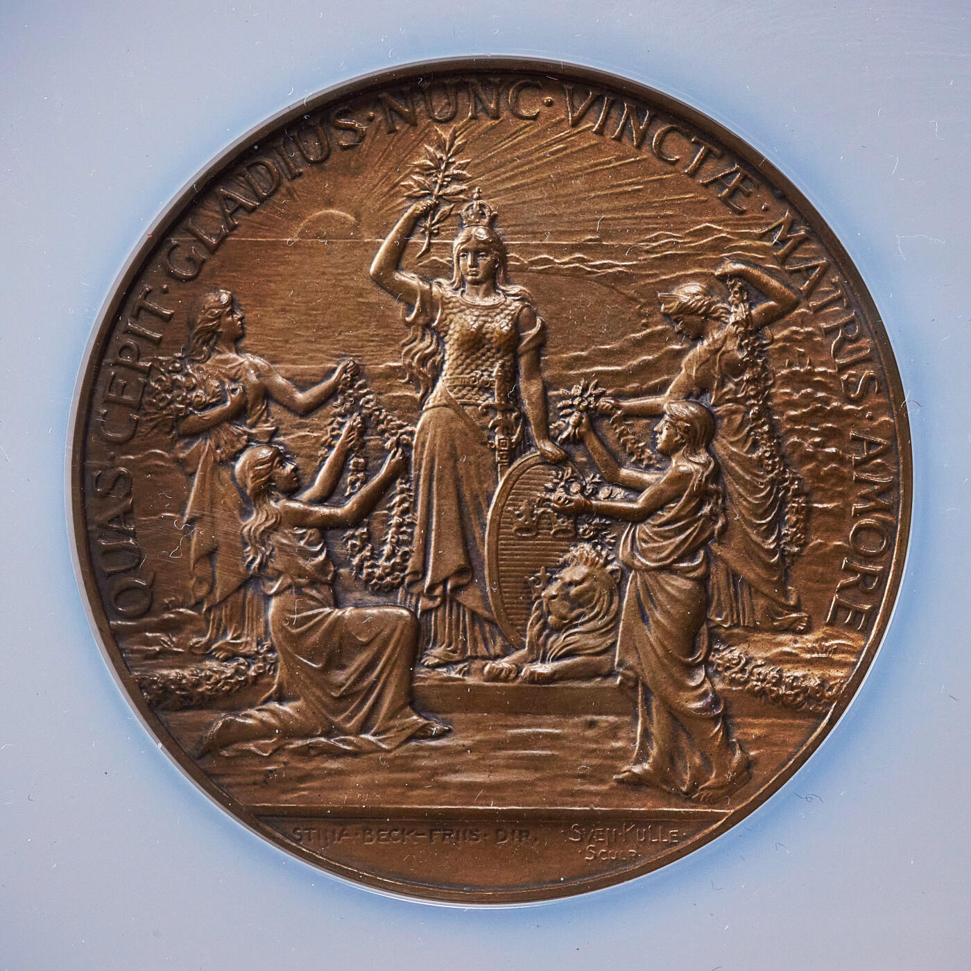 【俄甄集藏】2025年(045)12-03 星期三 晚 19:30 全场包邮 瑞典1908年纪念国王卡尔十世登基250周年大铜章，NGC MS64，背面卡尔十世与时任国王古斯塔夫五世头像，体现王朝传承，巧克力包浆，状态极佳，雕刻家斯文·库勒作品，直径56mm