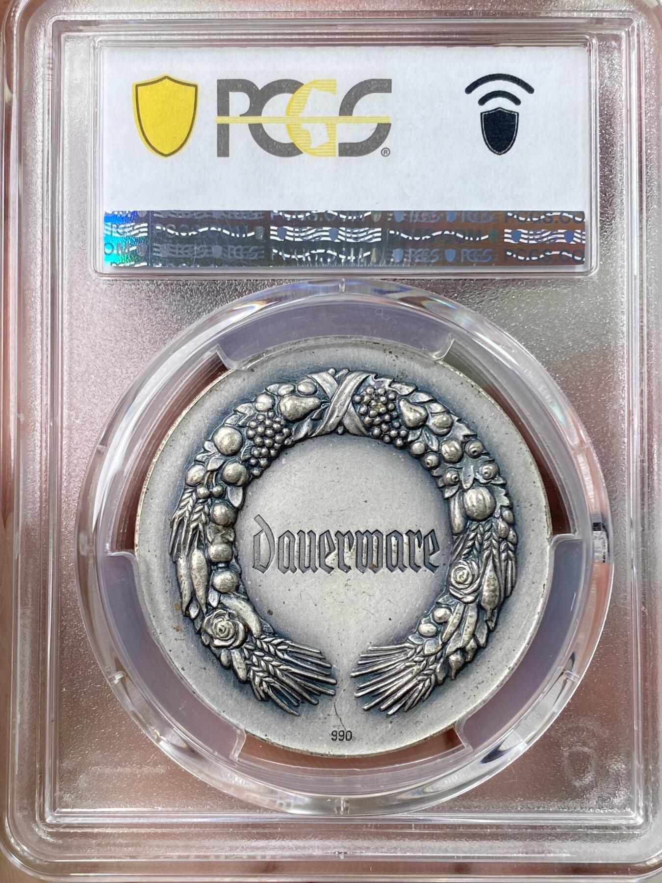 万国钱币拍卖第056期 PCGS MS63 1936年德国法兰克福银章 血与土 冠军分 少见品种 银质极稀 高浮雕 军旅斑驳包浆 含银量990 近纯银 德意志帝国鹰 橡树叶装饰 帝国丰饶角花环 表现NZ治下的德国欣欣向荣 物阜民丰 避免一战那样的封锁造成大规模粮食短缺 这增强了血与土概念在德国民众心中的共鸣 《我的奋斗》中Hitler将为德国人民获取土地作为军事外交政策不变的最高目标 高分顶级品相 绝佳的历史藏品