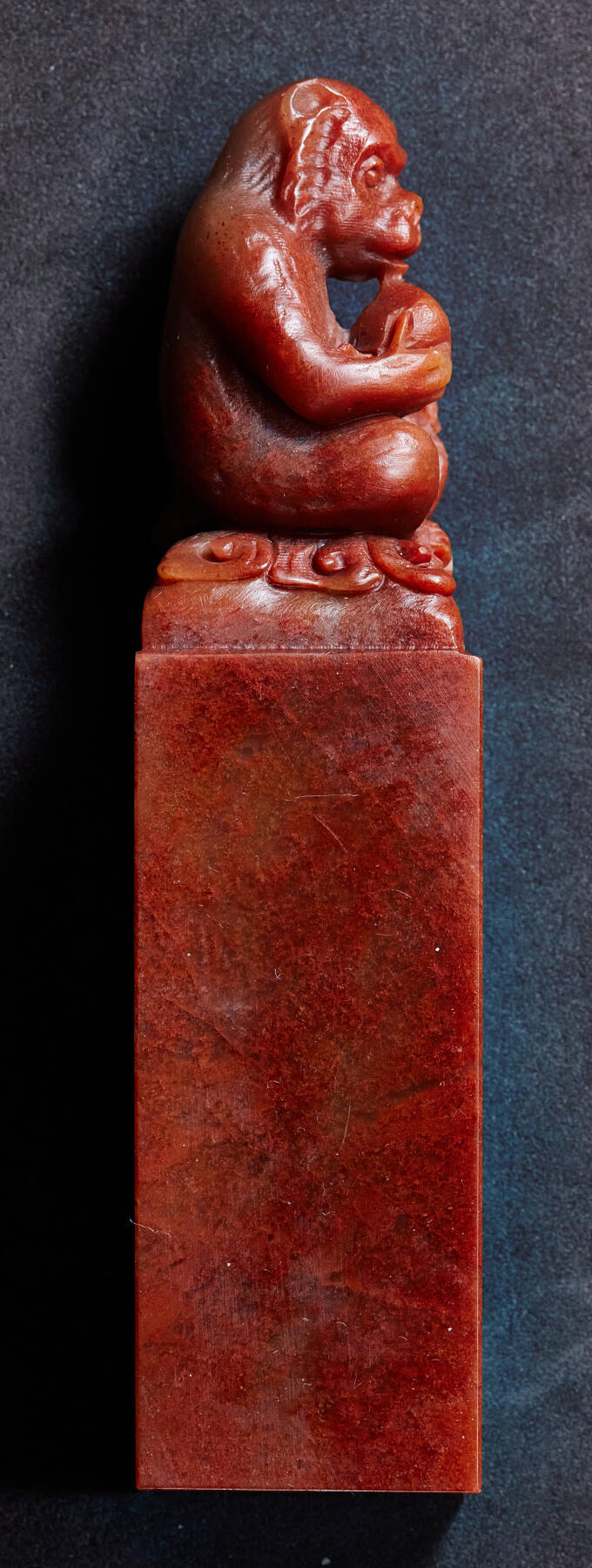 【俄甄集藏】2025年(045)12-03 星期三 晚 19:30 全场包邮 精美寿山高山石灵猴献寿印章，产地中国福建，手雕高山朱砂红料，高：127mm，底座：30 x 30mm，重量：245克，雕工精细，颜色沁人心脾