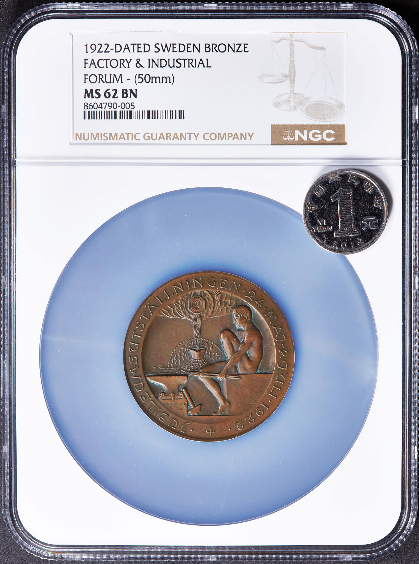 【俄甄集藏】2025年(045)12-03 星期三 晚 19:30 全场包邮 瑞典1922年全国手工业与工业协会成立80周年暨1922年隆德市工业展览会召开纪念大铜章，NGC MS62，巧克力包浆，背面为协会机构所在地林雪平地区建筑，直径：51mm，雕刻家斯文·库勒作品