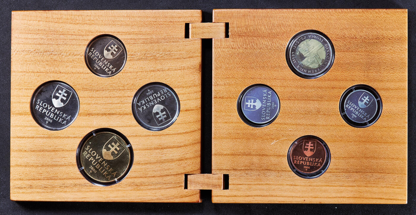 【俄甄集藏】2025年(045)12-03 星期三 晚 19:30 全场包邮 斯洛伐克共和国2000年千禧年10赫勒-10克朗8枚精制套币Proof Set，原盒证，发行900套，币封装嵌入木盒槽中，上有钢丝圈卡住，个别币章氧化较严重