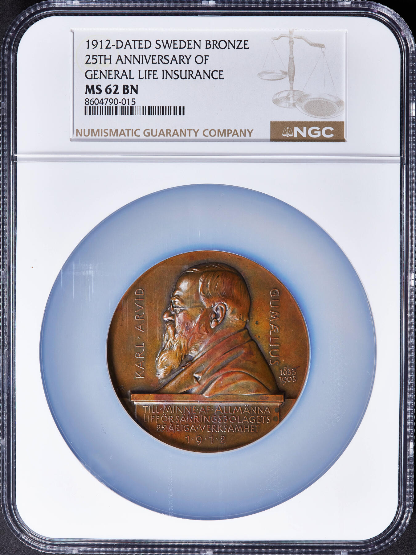 【俄甄集藏】2025年(045)12-03 星期三 晚 19:30 全场包邮 瑞典1912年纪念通用人寿保险公司成立25周年大铜章，NGC MS62，正面肖像为1908年逝世的批准人寿保险公司成立的国会议员卡尔·阿尔维德·古米利乌斯，巧克力包浆，背面图案代表新生、养老与保障，直径：60mm，名家林德伯格作品，稀少品种