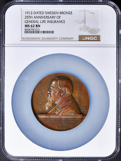 【俄甄集藏】2025年(045)12-03 星期三 晚 19:30 全场包邮 - 瑞典1912年纪念通用人寿保险公司成立25周年大铜章，NGC MS62，正面肖像为1908年逝世的批准人寿保险公司成立的国会议员卡尔·阿尔维德·古米利乌斯，巧克力包浆，背面图案代表新生、养老与保障，直径：60mm，名家林德伯格作品，稀少品种