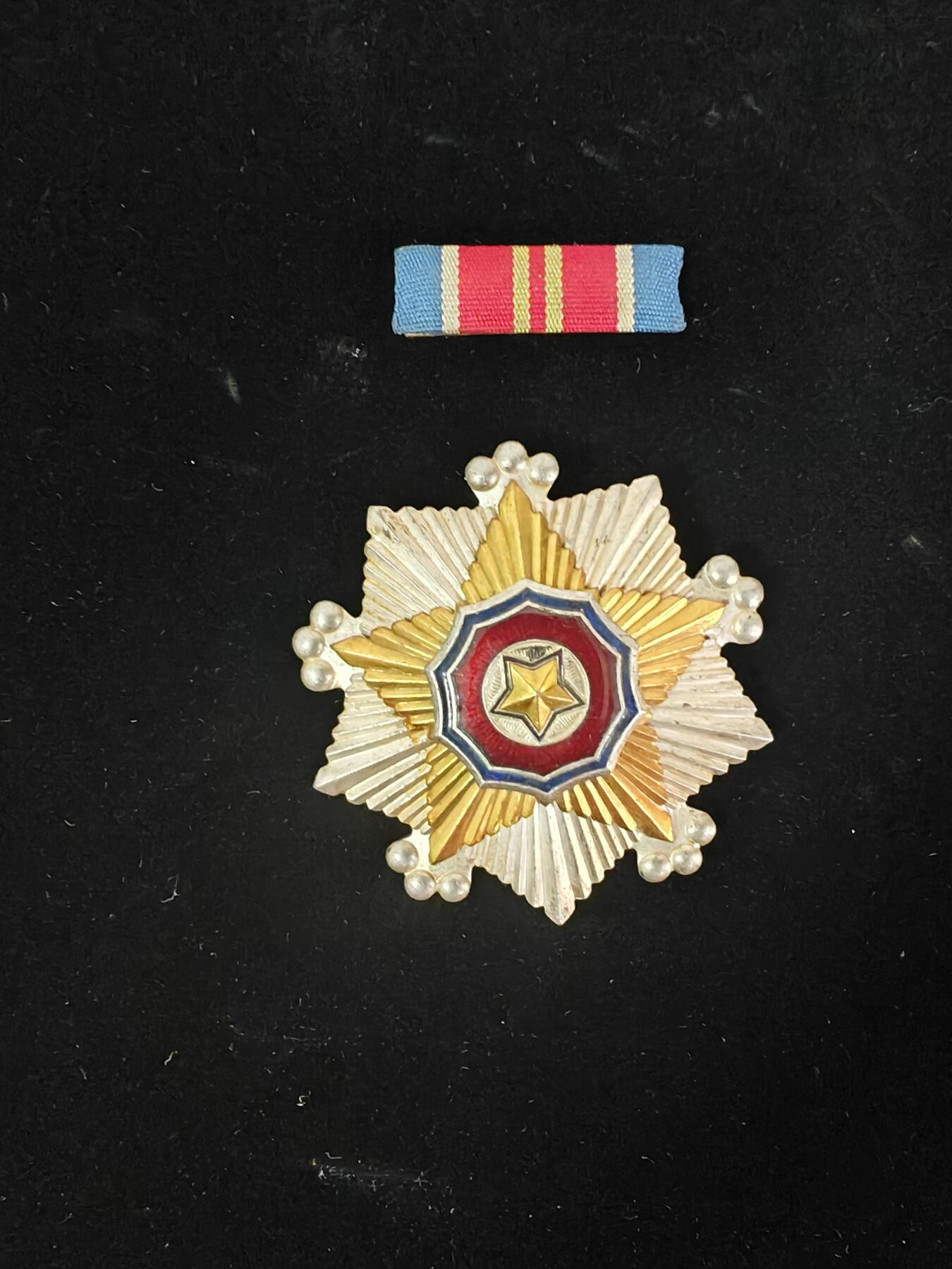 朝鲜二级国旗加略章