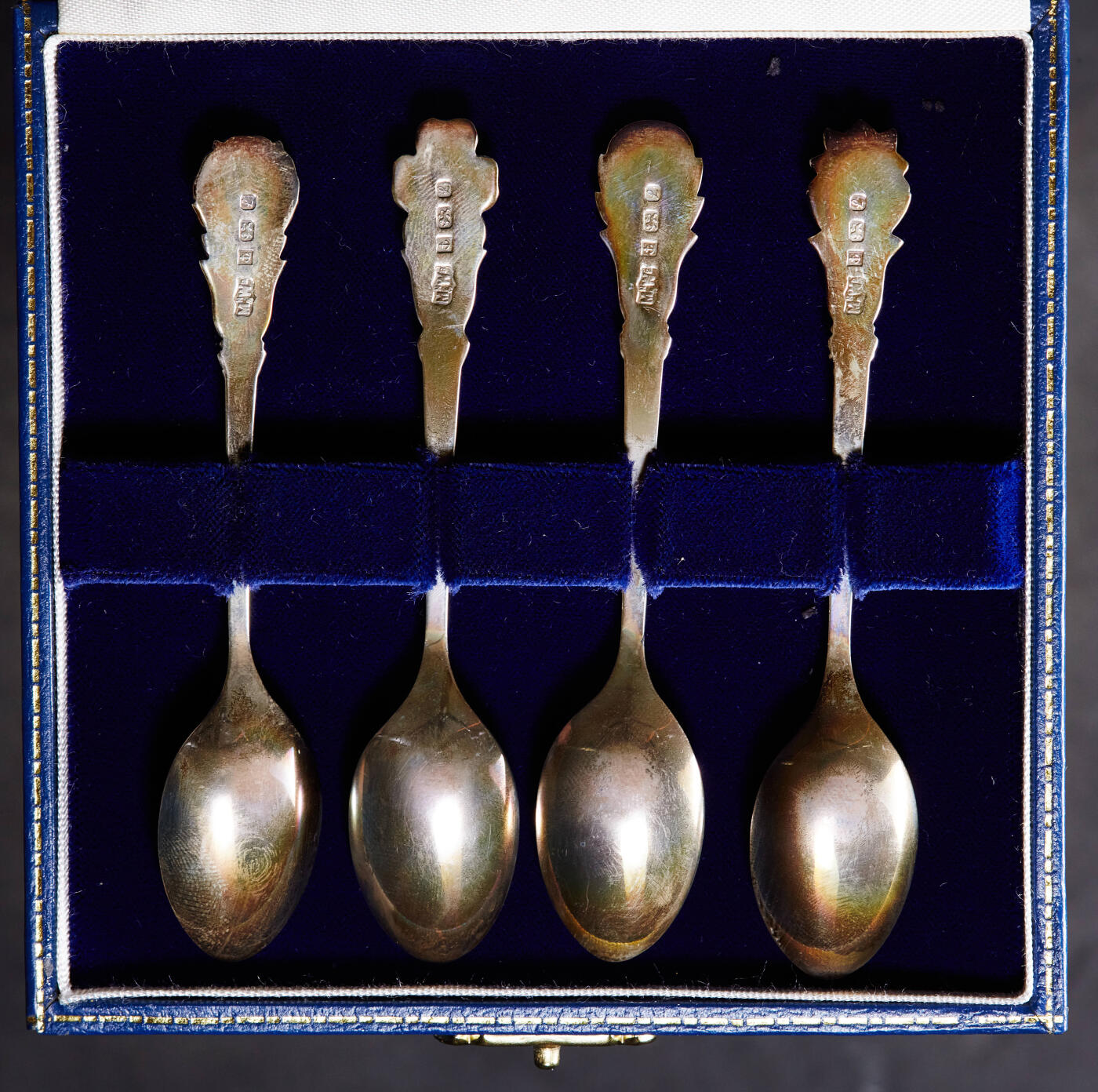 【俄甄集藏】2025年(045)12-03 星期三 晚 19:30 全场包邮 英国伯明翰1985年著名珠宝品牌马宾与韦伯出品英伦三岛四地国花样式（英格兰玫瑰/苏格兰蓟/威尔士水仙花/北爱尔兰三叶草），珐琅彩纪念银勺，原盒，勺单体长：100mm，宽：20mm，总重量：28.53克，保存完好