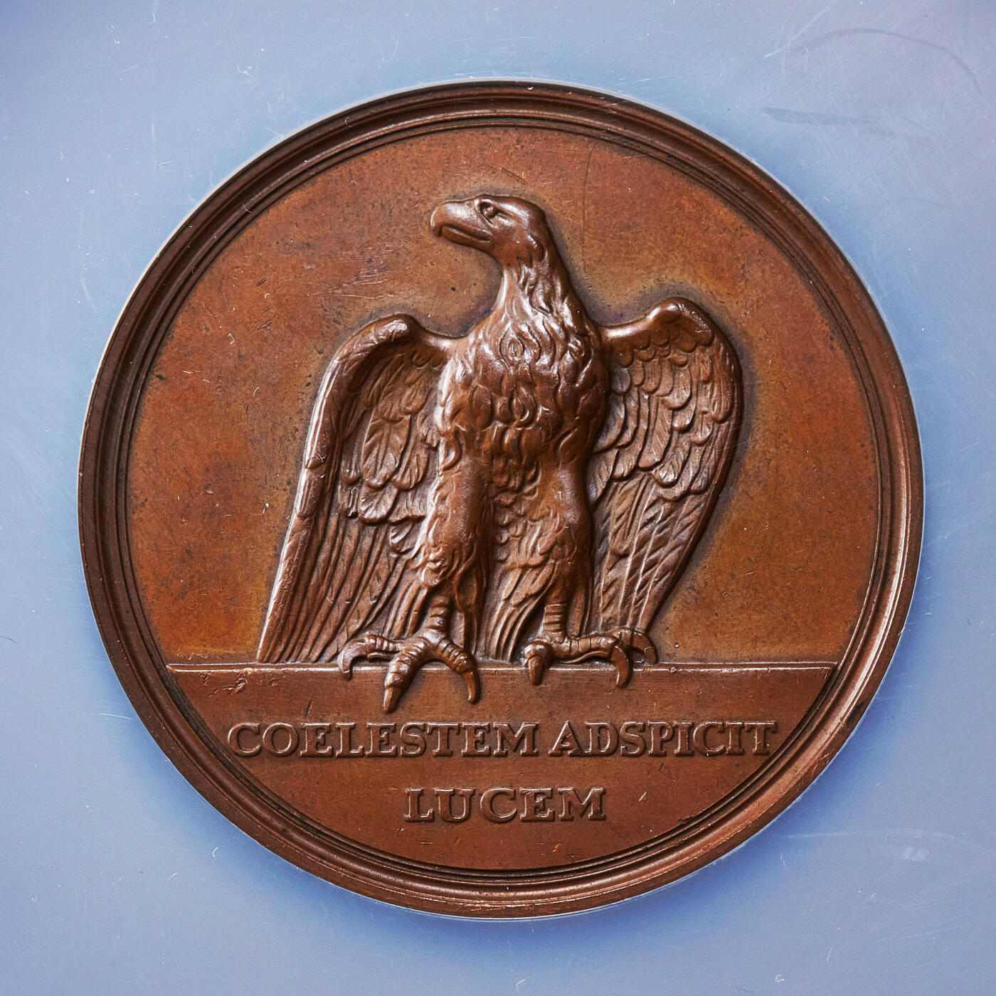 【俄甄集藏】2025年(045)12-03 星期三 晚 19:30 全场包邮 丹麦1937年哥本哈根大学纪念国王克里斯蒂安十世登基25周年银禧大铜章，NGC MS62，红铜原包浆，高浮雕，设计精美，背面雄鹰象征学术的崇高与远见，直径：53mm，少见品种