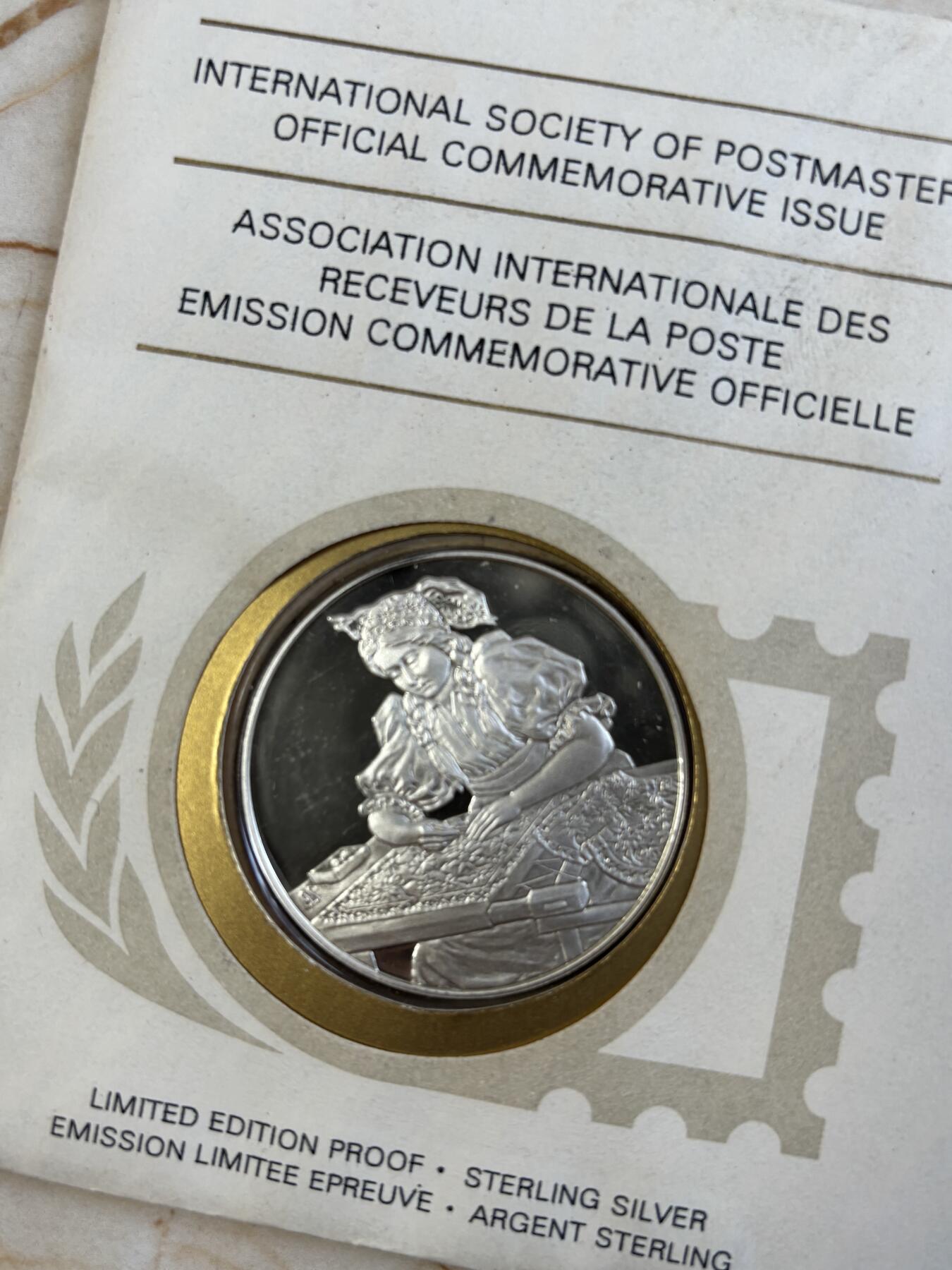 第183期拍卖 美国富兰克林造币厂1977年发行妇女绣花银纪念章邮币封，925银，21.15克，直径39毫米