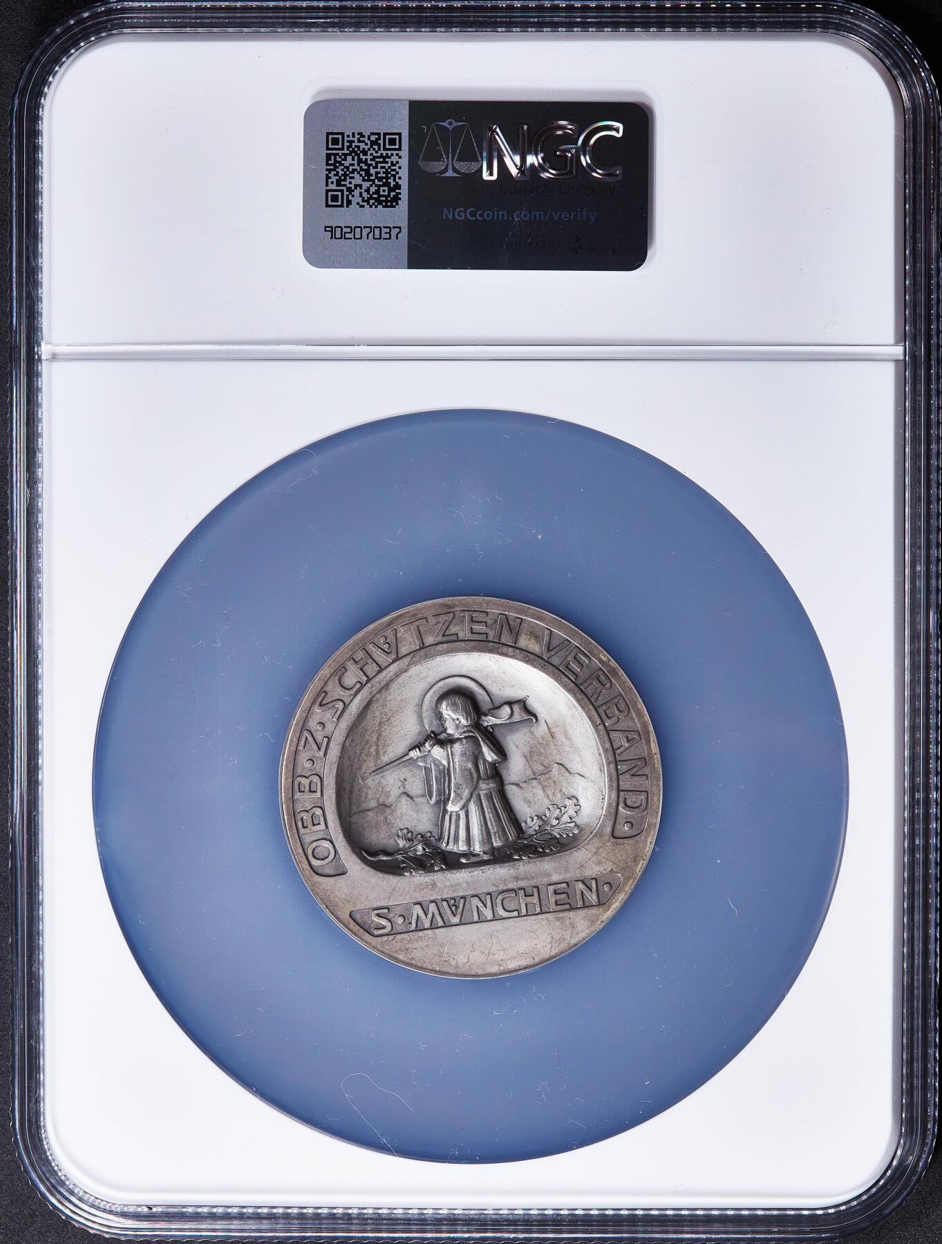 【俄甄集藏】2025年(045)12-03 星期三 晚 19:30 全场包邮 德国巴伐利亚1915年阿尔方斯亲王头像巴伐利亚射击协会纪念大银章，NGC MS64，高浮雕，设计精美，原味包浆，稀少品种，直径：50mm，章是银的，不是镀银，标签错误