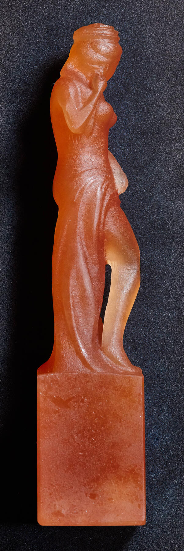 【俄甄集藏】2025年(045)12-03 星期三 晚 19:30 全场包邮 精美桔子冻石侍女像印章（产地中国青海），高：125mm，底座：25 x 25mm，重量：102克，颜色明丽，润如桔肉