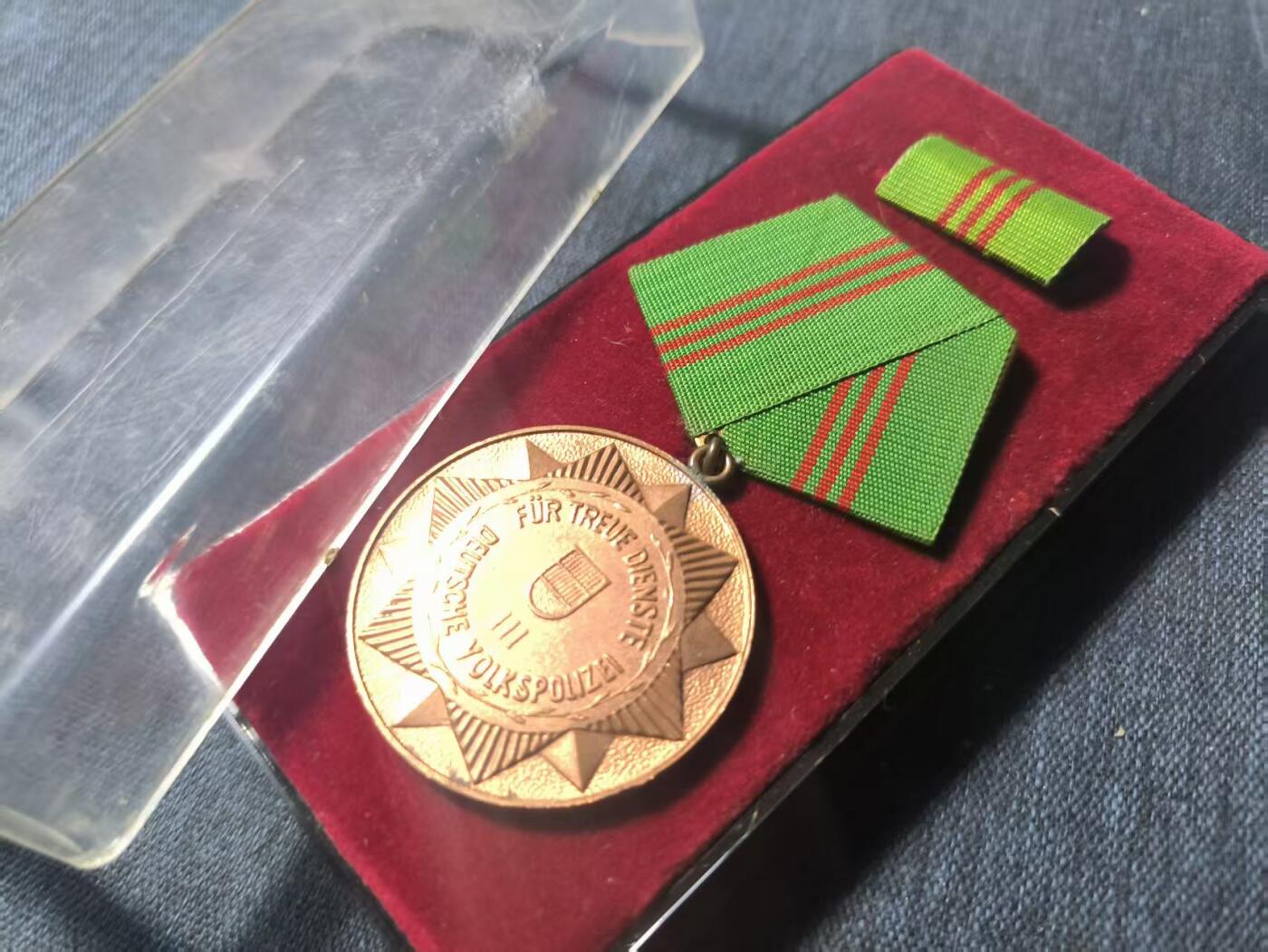 罗岚⭐新藏⭐特惠专拍第一场-分享拍场赚佣 民主德国人民警察铜级忠诚服役奖章带盒略一套  章体为最早期版本