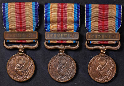 【俄甄集藏】2025年(045)12-03 星期三 晚 19:30 全场包邮 - 日本1937年七七事变从军记章3枚一组，铜质，其中一枚外盒老化破损，见详图，其中一枚无原盒