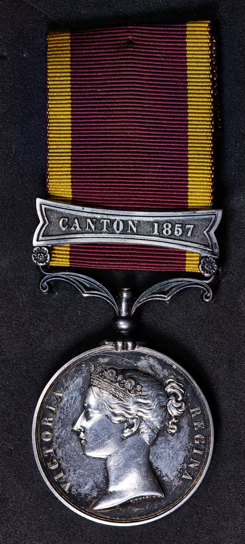 【俄甄集藏】2025年(045)12-03 星期三 晚 19:30 全场包邮 英国第二次鸦片战争银质勋章，带1857年勋条，直径：36mm，高：65mm，重量：39.92克，保存完好难得