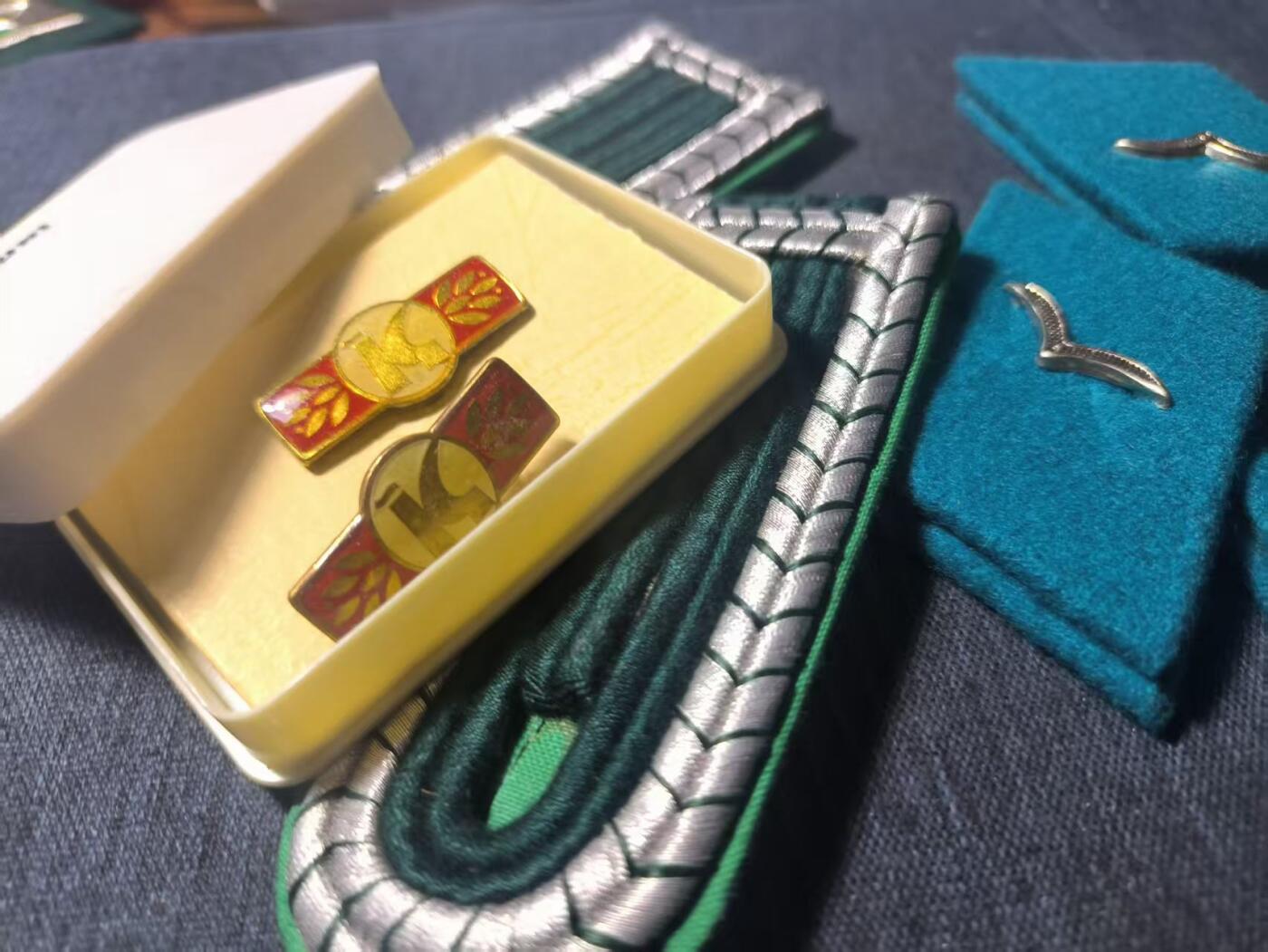 罗岚⭐新藏⭐特惠专拍第一场-分享拍场赚佣 民主德国肩章配饰一组