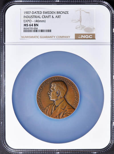 【俄甄集藏】2025年(045)12-03 星期三 晚 19:30 全场包邮 - 瑞典1907年古斯塔夫·阿道夫亲王（后来的国王古斯塔夫六世）半身像纪念工业工艺与艺术博览会在隆德市举办大铜章，NGC MS64，巧克力包浆，设计精美，直径：46mm，少见品种