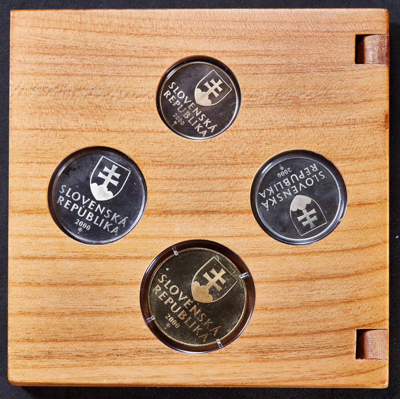 【俄甄集藏】2025年(045)12-03 星期三 晚 19:30 全场包邮 斯洛伐克共和国2000年千禧年10赫勒-10克朗8枚精制套币Proof Set，原盒证，发行900套，币封装嵌入木盒槽中，上有钢丝圈卡住，个别币章氧化较严重