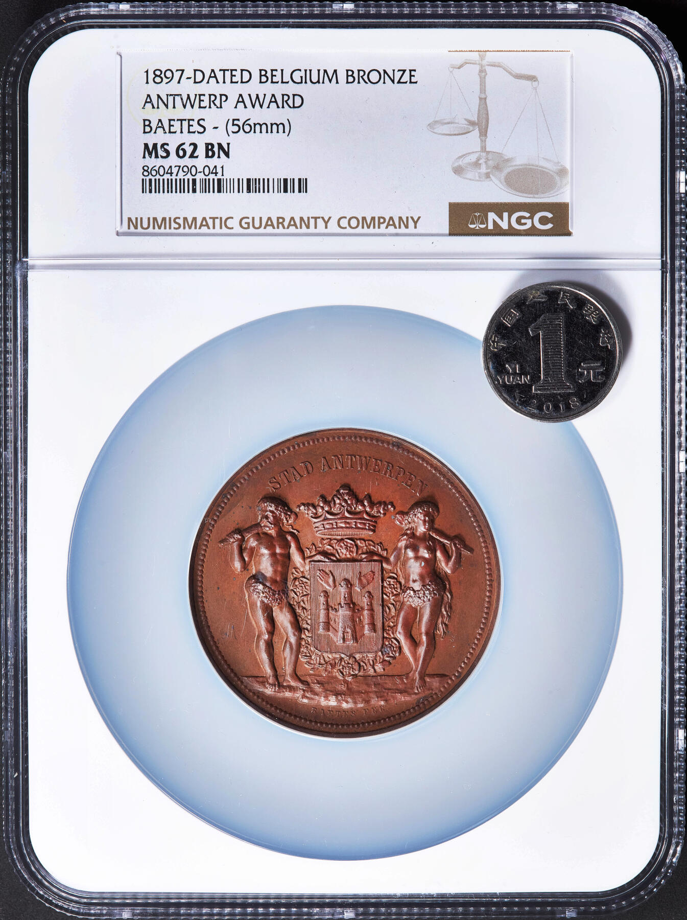 【俄甄集藏】2025年(045)12-03 星期三 晚 19:30 全场包邮 比利时1897年纪念安特卫普建城500周年大铜章，NGC MS62，红铜原包浆，高浮雕，章牌颁发给为城市建设领域做出贡献的人和机构，该枚授予戏剧艺术家弗朗斯·范·多塞拉尔，雕刻家朱尔斯·贝特斯作品，直径：56mm