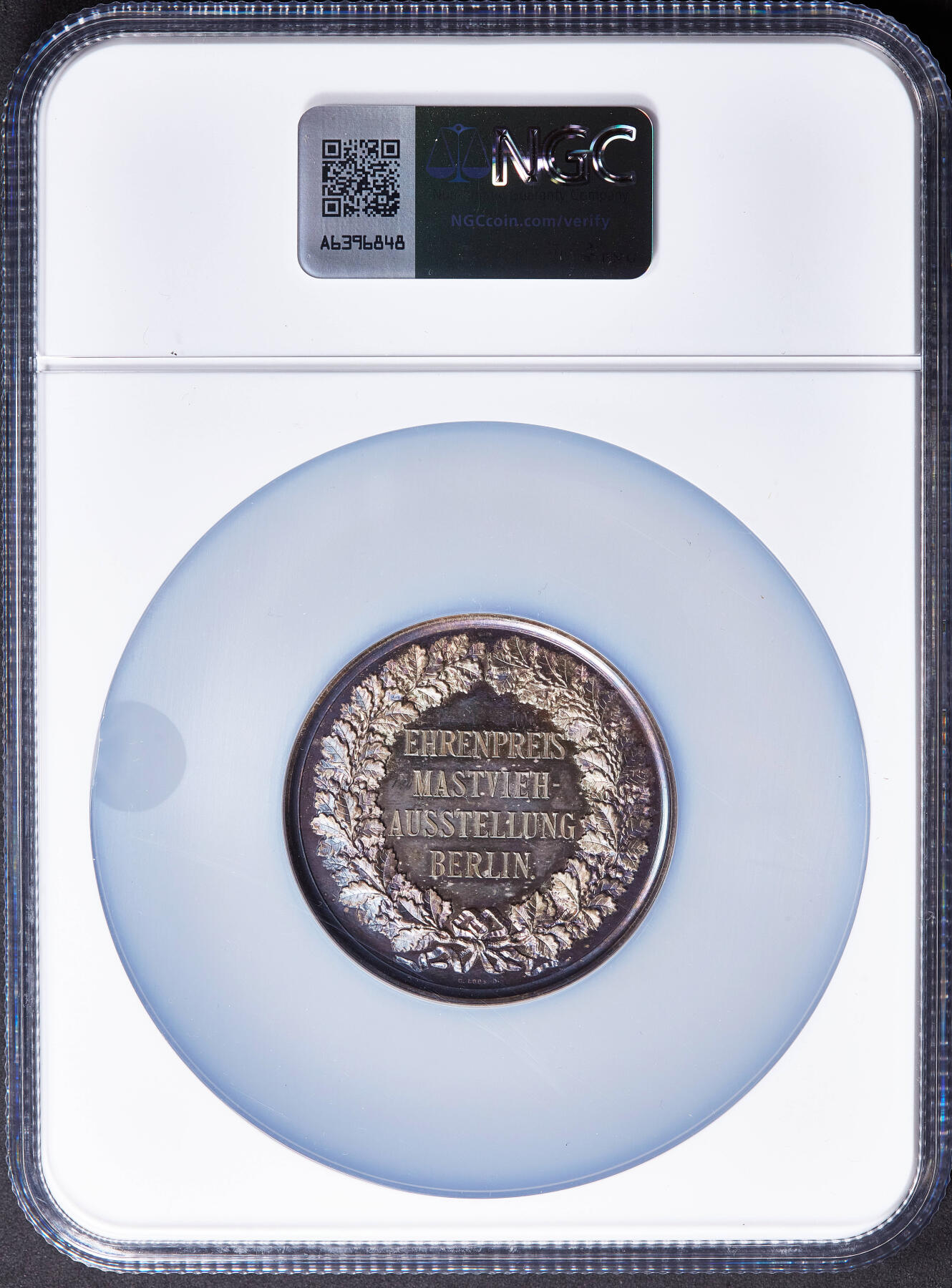 【俄甄集藏】2025年(045)12-03 星期三 晚 19:30 全场包邮 德国19世纪纪念柏林畜牧业博览会大银章，NGC MS63，名家Loos作品，紫罗兰五彩老包浆，高浮雕，底板凝霜，正面为手持花环的天使造像，直径：51mm，状态极佳