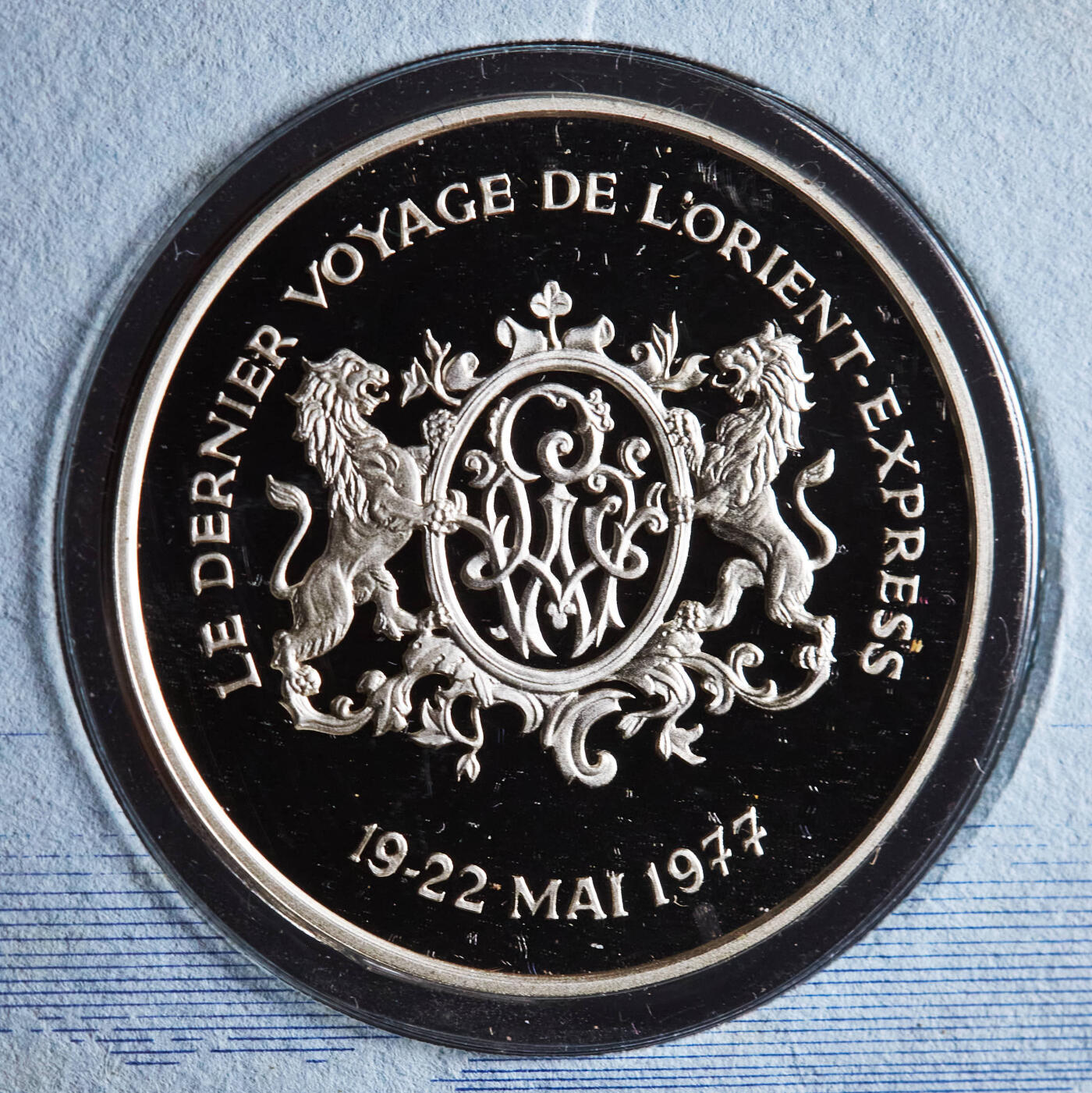 【俄甄集藏】2025年(045)12-03 星期三 晚 19:30 全场包邮 法国1977年纪念“东方快车”洲际豪华铁路列车停运精制银章，邮币封，1883-1977年，巴黎-伊斯坦布尔，重：13.46克，含银量：92.5%
