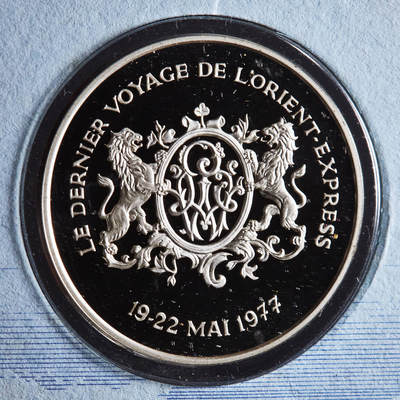 【俄甄集藏】2025年(045)12-03 星期三 晚 19:30 全场包邮 - 法国1977年纪念“东方快车”洲际豪华铁路列车停运精制银章，邮币封，1883-1977年，巴黎-伊斯坦布尔，重：13.46克，含银量：92.5%