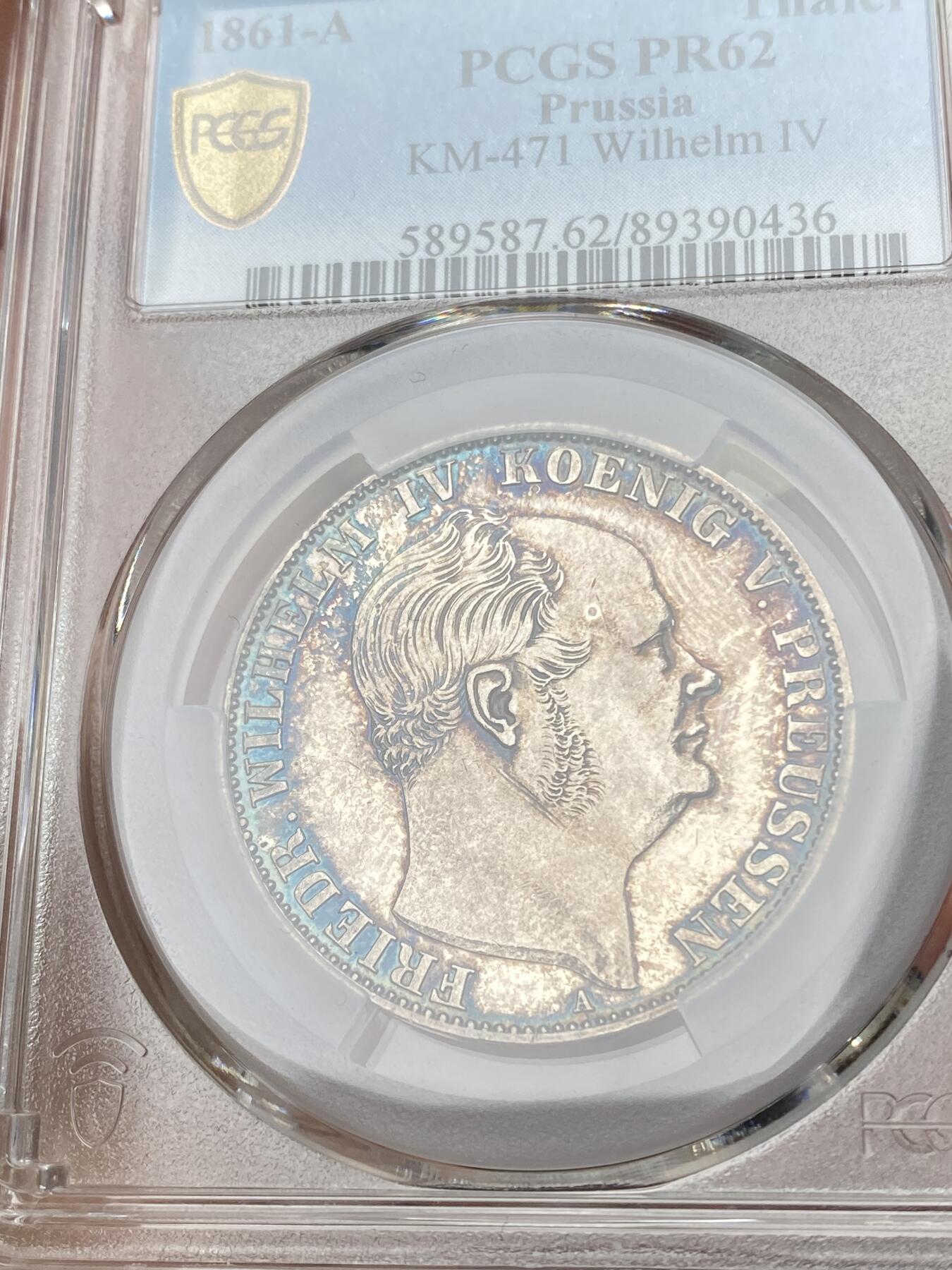 万国钱币拍卖第056期 PCGS PR62 1861年德国普鲁士威廉四世离冠鹰精制联合泰勒 紫罗兰炫彩包浆 好状态略有低评 国王逝世年份，关门币，少见。镜面喷砂浮雕，打制犀利，德系精铸典范。普制也不多，只有10000枚。精制版发行量仅仅250枚。洋葱国王大头+离冠鹰，很有意思的设计。	 