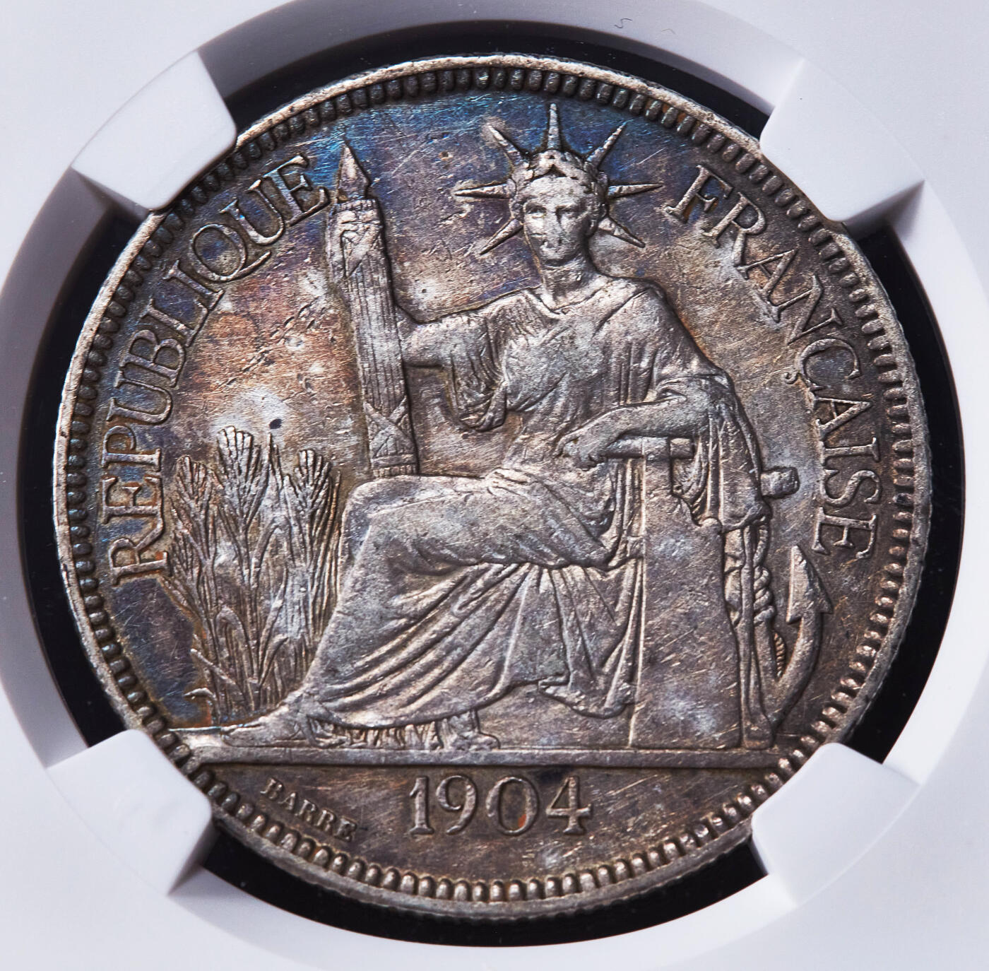 【俄甄集藏】2025年(045)12-03 星期三 晚 19:30 全场包邮 法属印度支那1904年A版坐洋1皮阿斯特大银币，NGC XFD，五彩酱彩老包浆