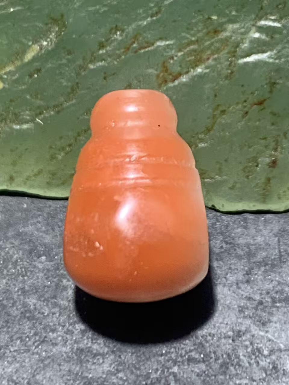 保山南红玛瑙红白双色亚光通货小三通佛头一个。