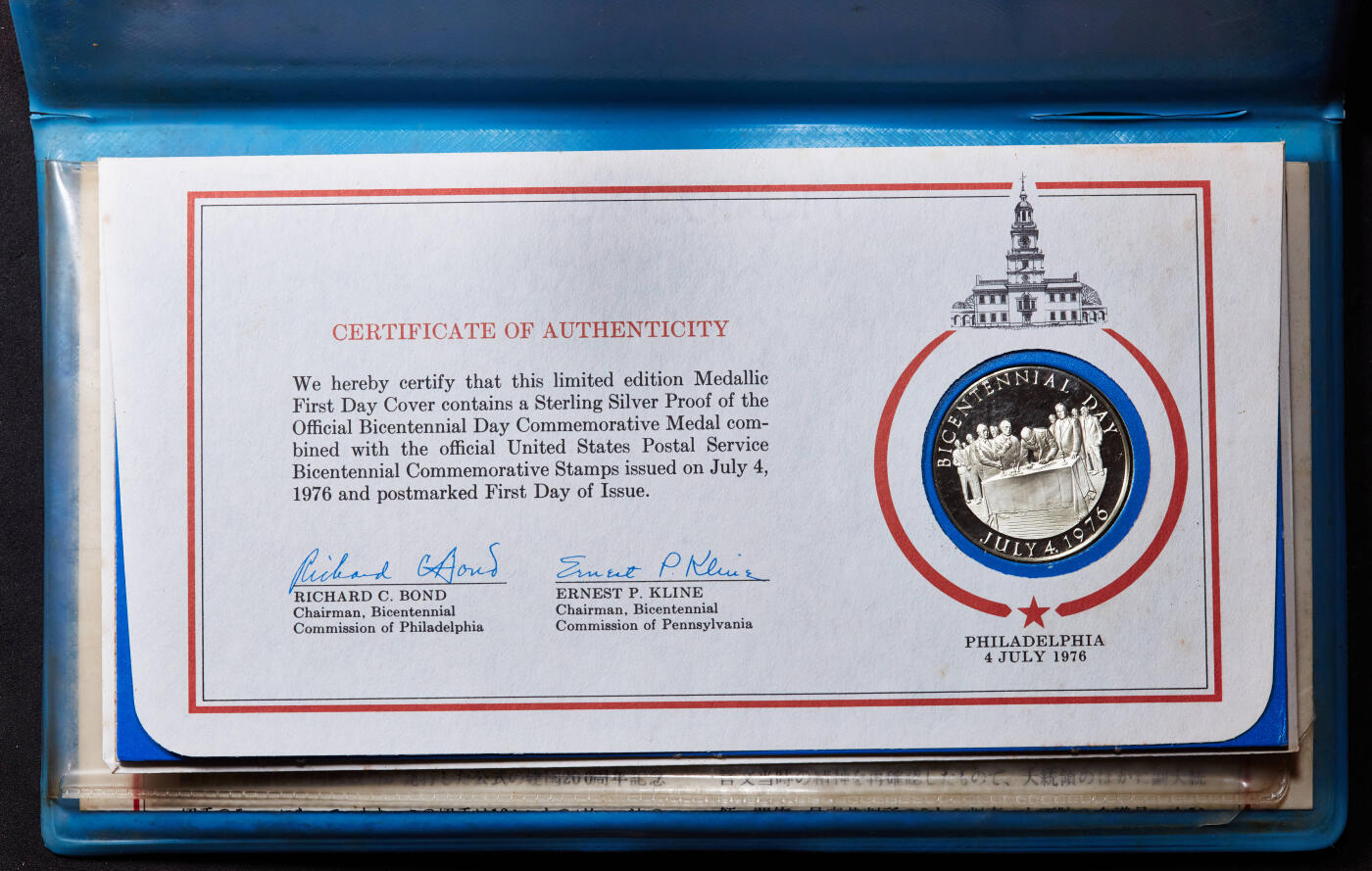 【俄甄集藏】2025年(045)12-03 星期三 晚 19:30 全场包邮 美国1976年纪念建国200周年精制银章邮币封，富兰克林造币厂制造，银章重14.1748克，含银量：92.5银，外皮有老化开裂