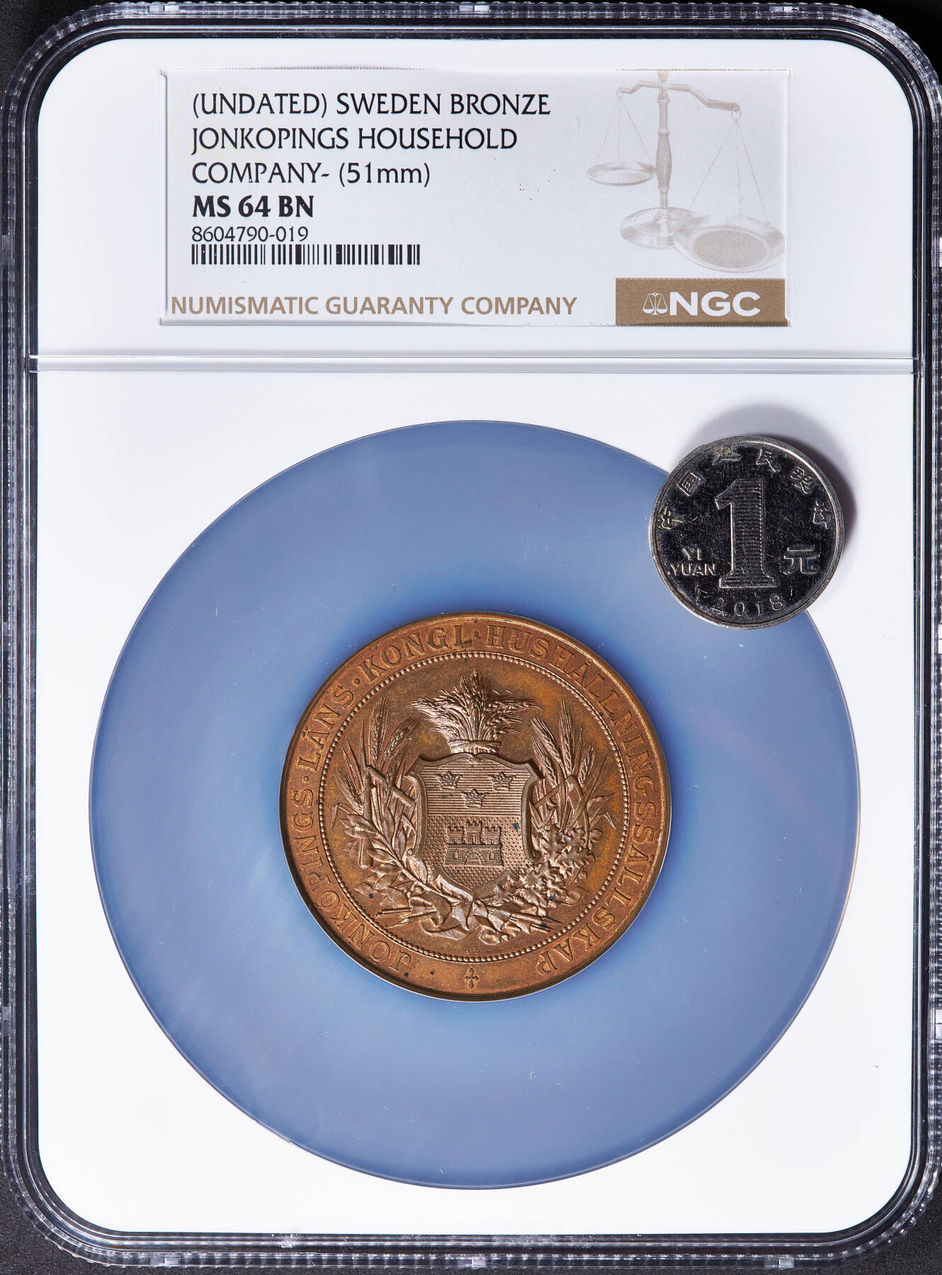 【俄甄集藏】2025年(045)12-03 星期三 晚 19:30 全场包邮 瑞典19世纪延雪平皇家家庭协会荣誉大铜章，NGC MS64，原铜光养眼，正面为延雪平地区纹章，直径：51mm