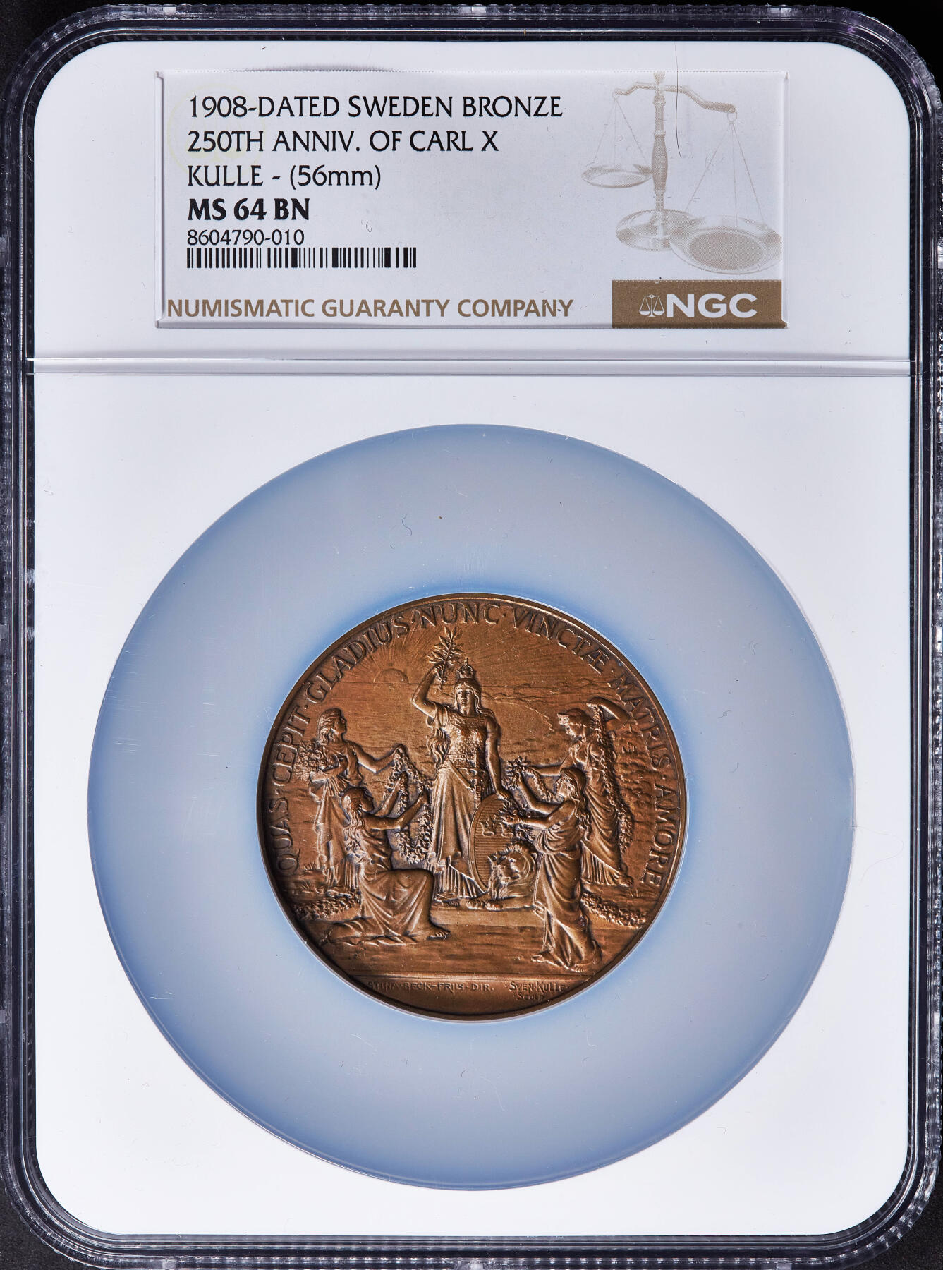 【俄甄集藏】2025年(045)12-03 星期三 晚 19:30 全场包邮 瑞典1908年纪念国王卡尔十世登基250周年大铜章，NGC MS64，背面卡尔十世与时任国王古斯塔夫五世头像，体现王朝传承，巧克力包浆，状态极佳，雕刻家斯文·库勒作品，直径56mm