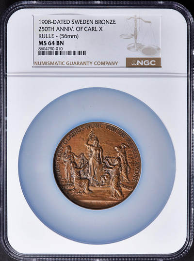 【俄甄集藏】2025年(045)12-03 星期三 晚 19:30 全场包邮 - 瑞典1908年纪念国王卡尔十世登基250周年大铜章，NGC MS64，背面卡尔十世与时任国王古斯塔夫五世头像，体现王朝传承，巧克力包浆，状态极佳，雕刻家斯文·库勒作品，直径56mm